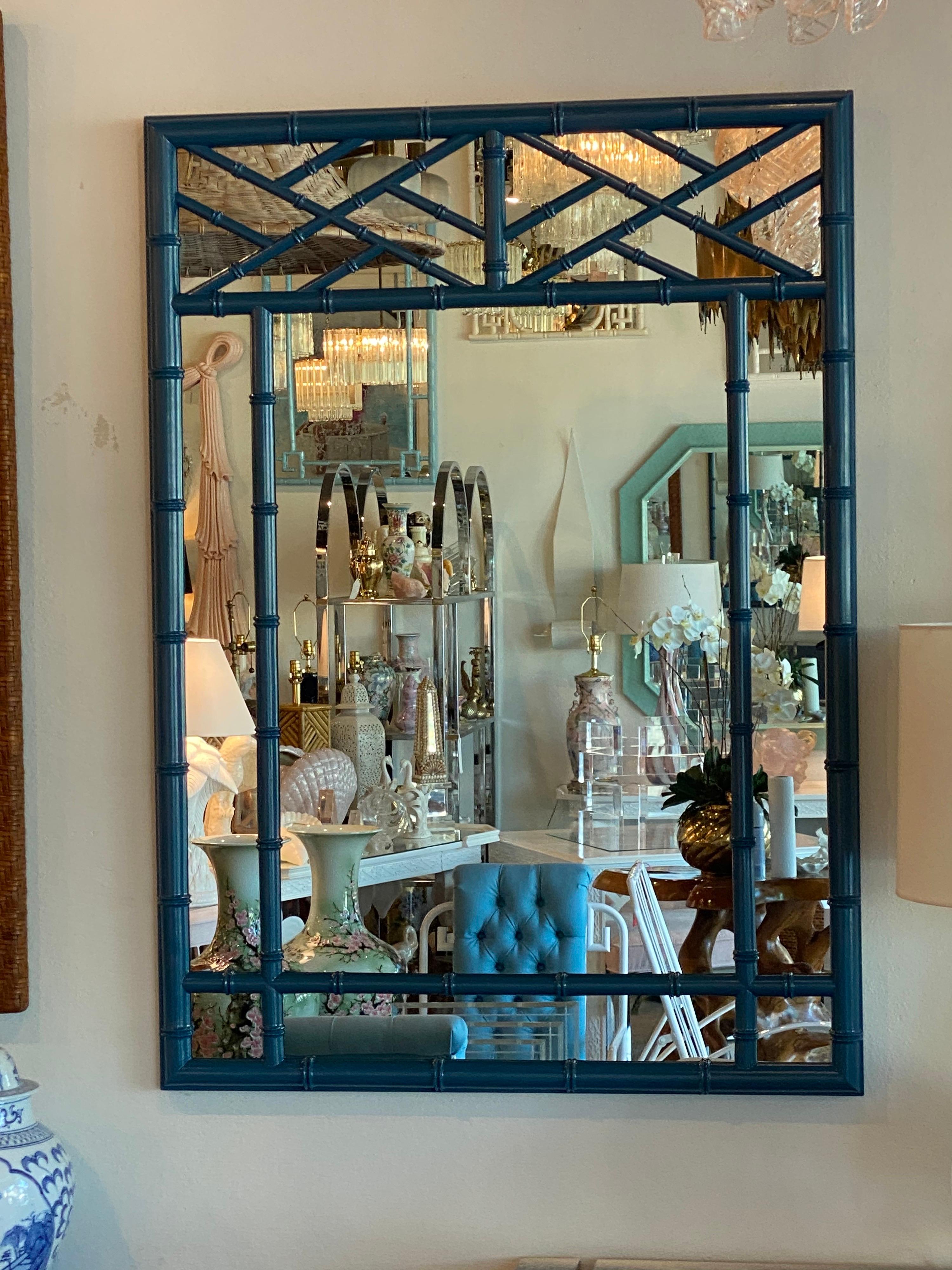 Vieux miroir mural laqué bleu en faux bambou de style Chippendale chinois en vente 2