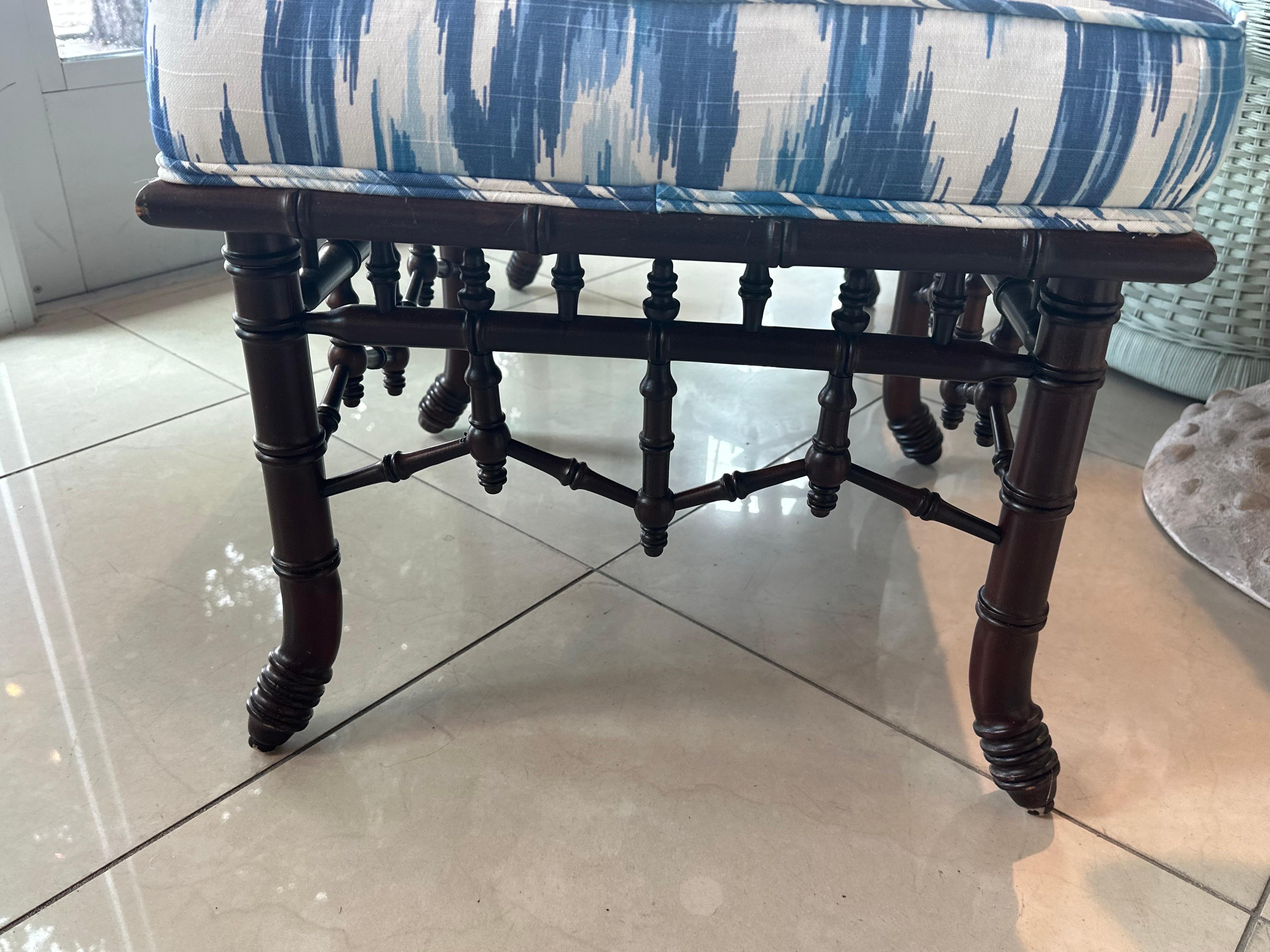 Panca imbottita d'epoca in finto bambù cinese Chippendale Chinoiserie in vendita 3