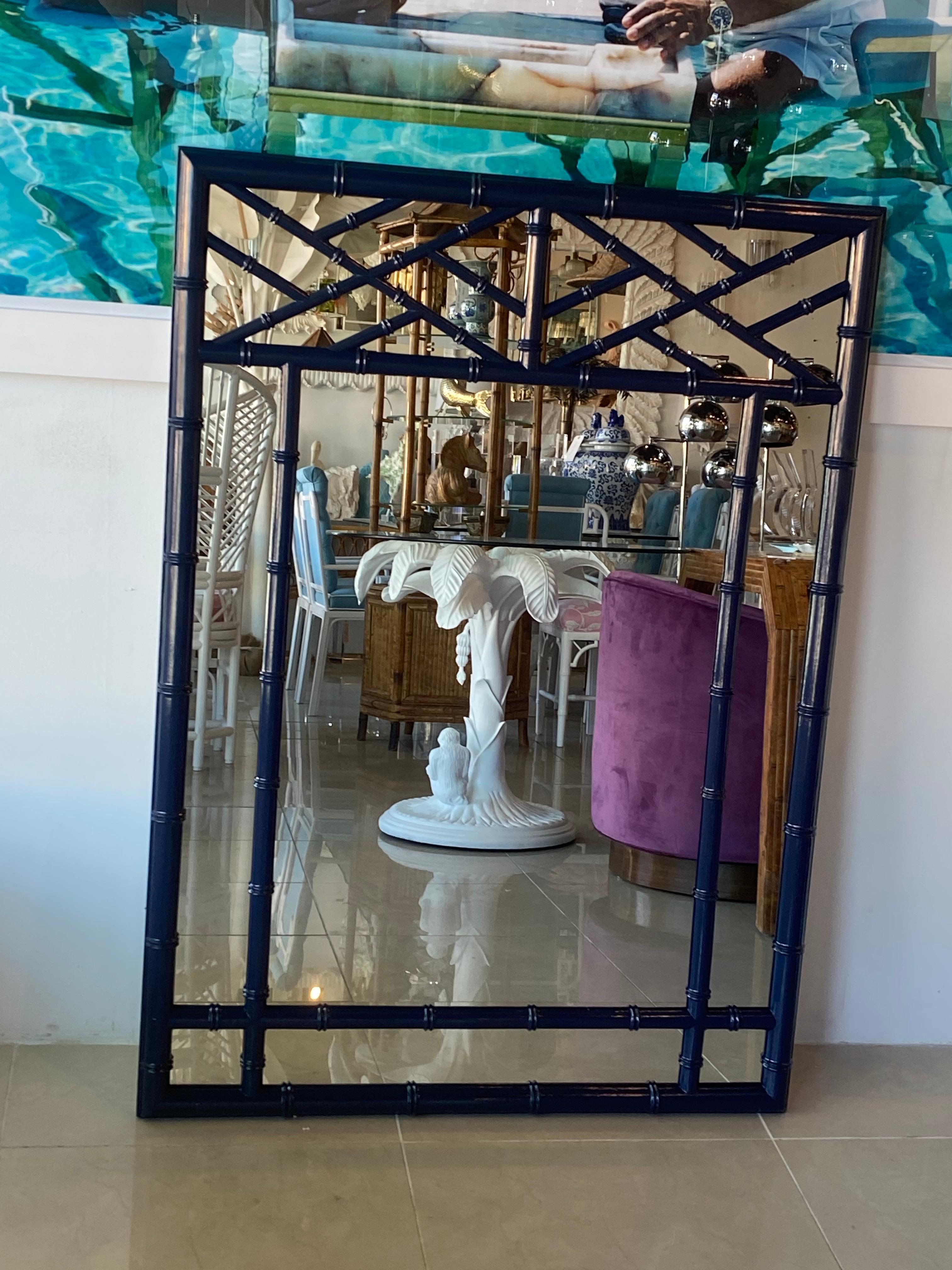 Hollywood Regency Specchio da parete vintage in finto bambù cinese Chippendale laccato blu marino in vendita