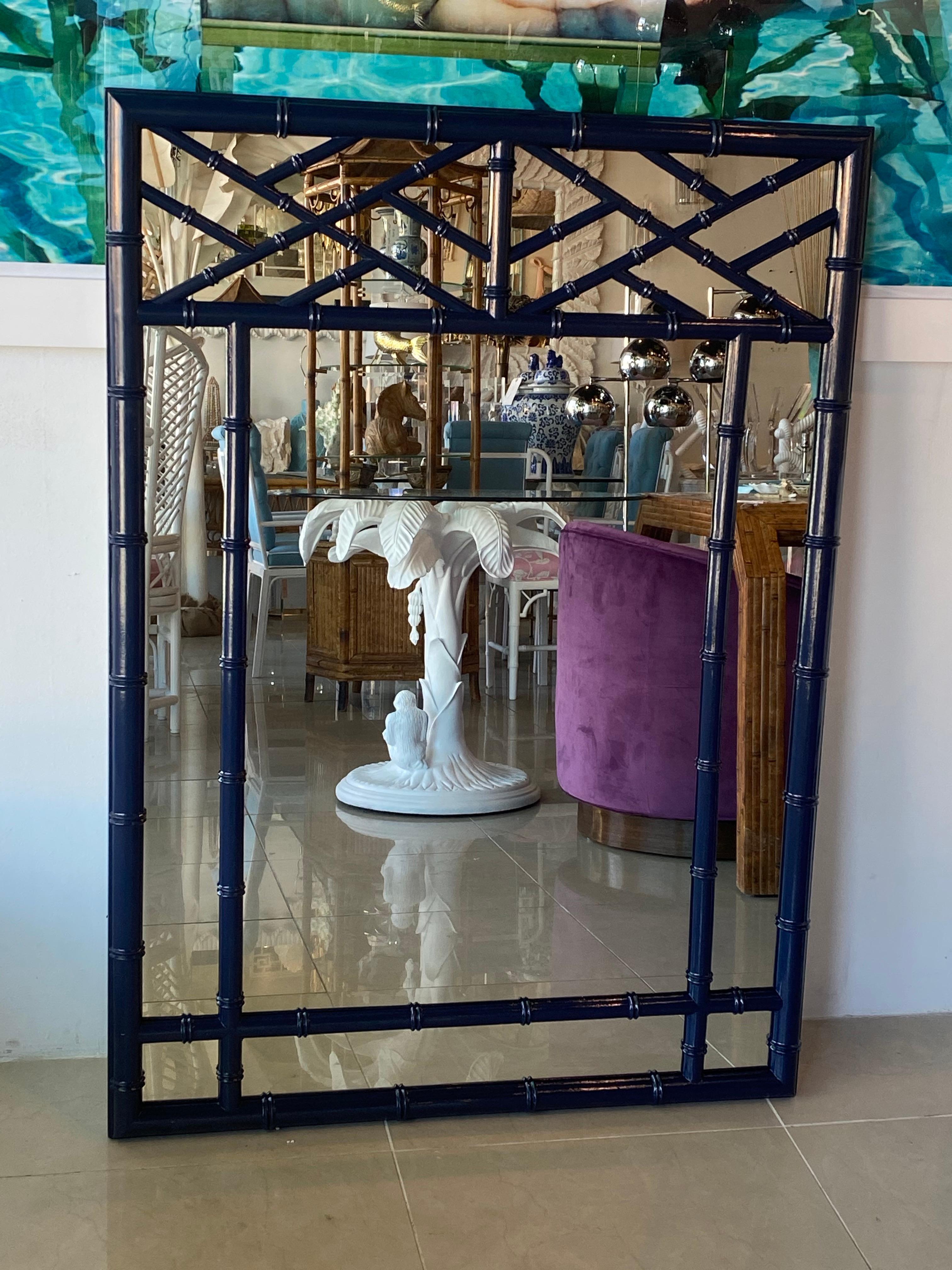 Americano Specchio da parete vintage in finto bambù cinese Chippendale laccato blu marino in vendita