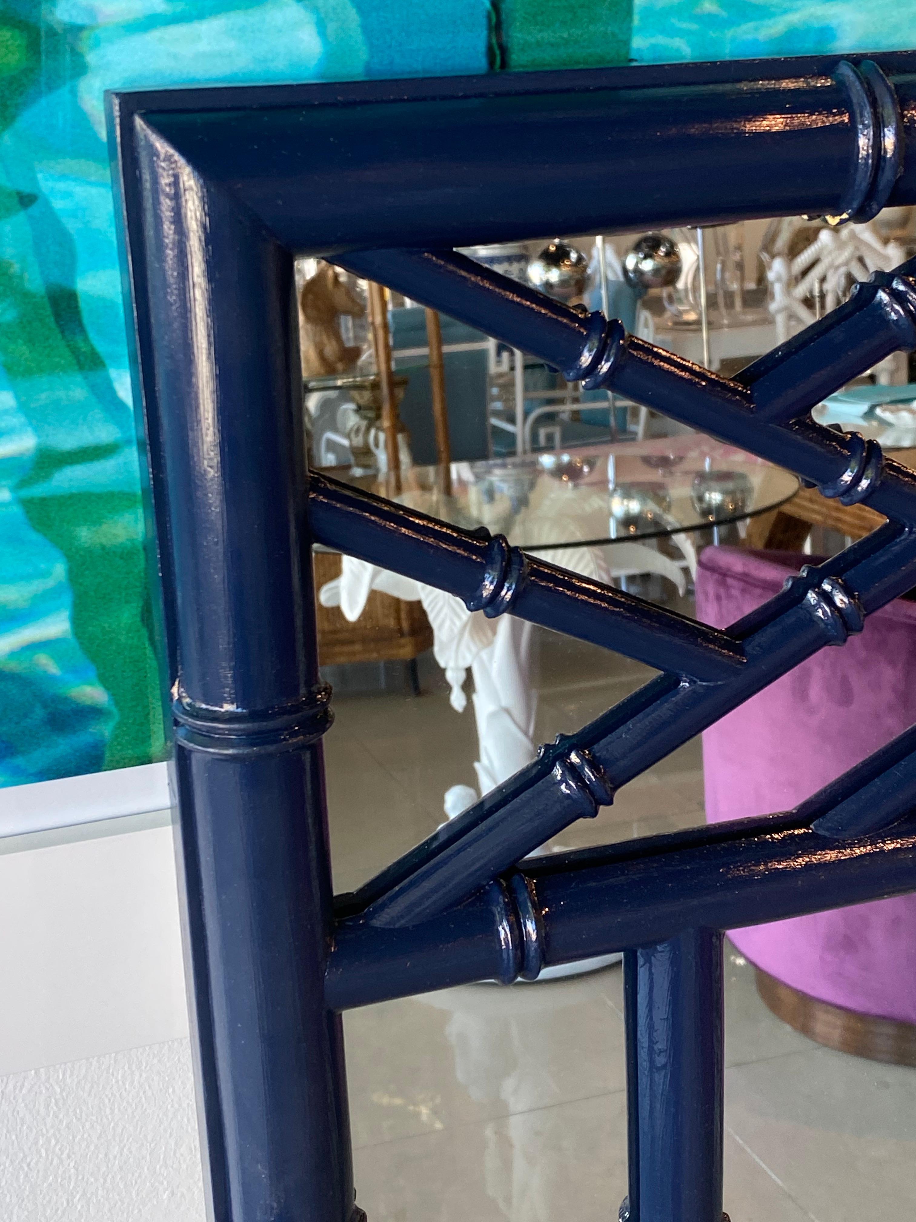 Specchio da parete vintage in finto bambù cinese Chippendale laccato blu marino In condizioni buone in vendita a West Palm Beach, FL