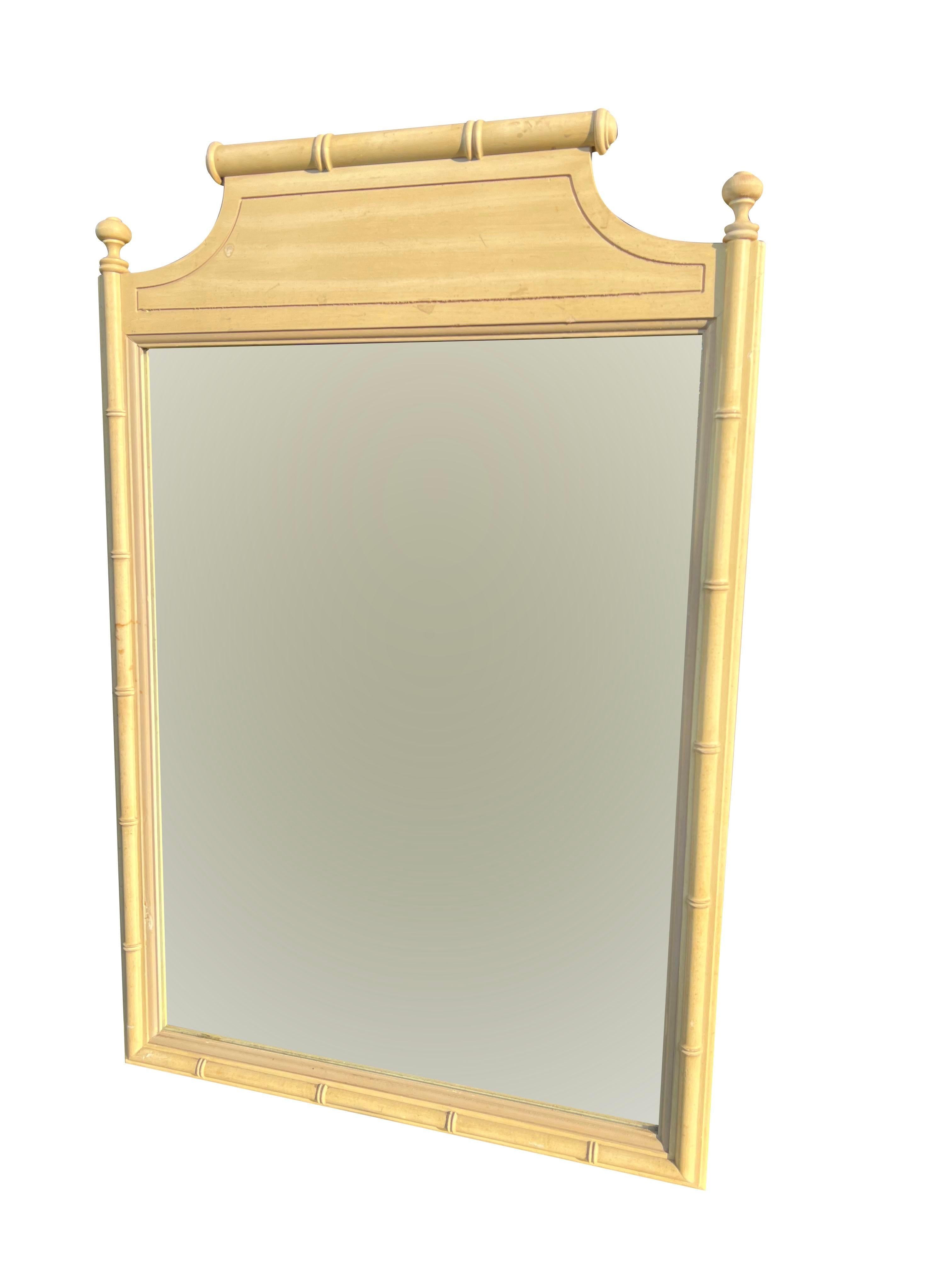 Eleva tu decoración boho chic costera con este impresionante espejo vintage.

Con un marco de imitación de bambú bellamente elaborado en un cremoso amarillo pálido, este espejo irradia una elegancia atemporal. Su estilo chinoiserie y su origen de
