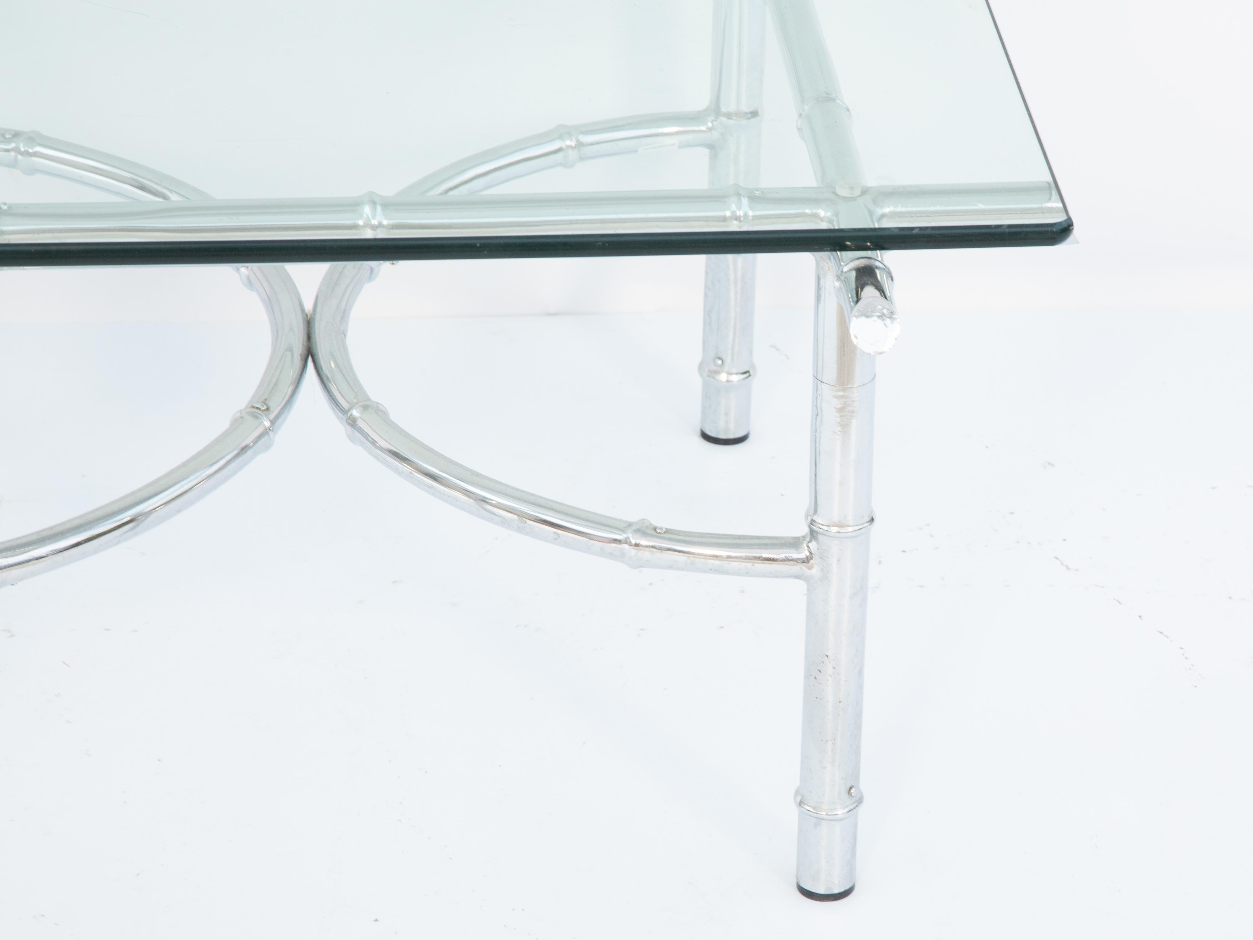 Mesa de cóctel con tablero cuadrado de cristal, sobre tablero cromado de imitación de bambú, las patas redondas unidas por doble camilla arqueada. Tapa de cristal: 28 pulg. x 28 pulg.

Ponte en contacto con nosotros para obtener presupuestos de