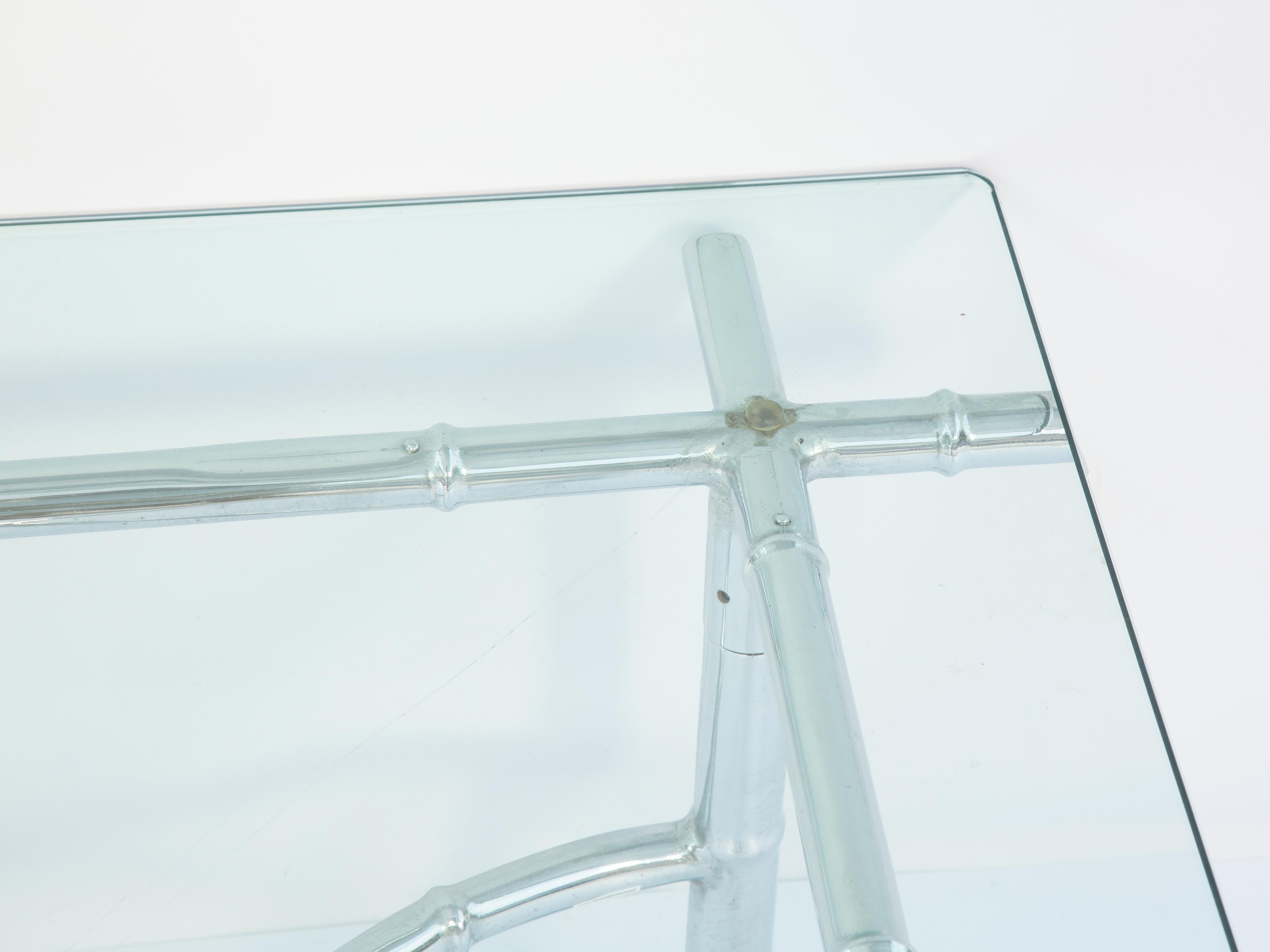 Mesa de centro vintage de imitación de bambú cromada con tapa de cristal siglo XX en venta
