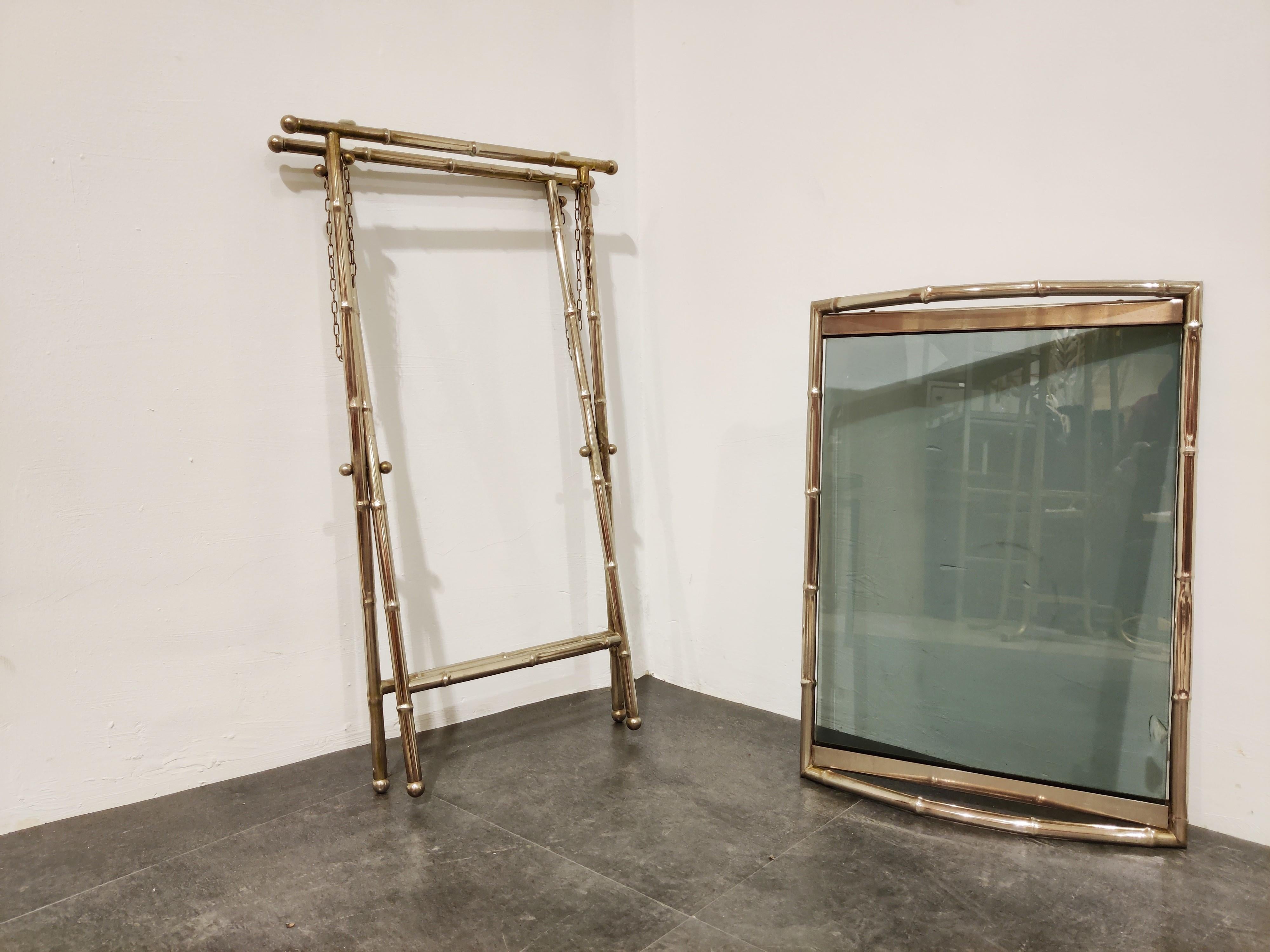 Klapptisch aus Bambusimitat aus der Mitte des Jahrhunderts mit abnehmbarem Tablett.

Großartiger Serviertisch.

Guter Zustand

1950er Jahre - Frankreich

Abmessungen:
Höhe 58cm/22.83