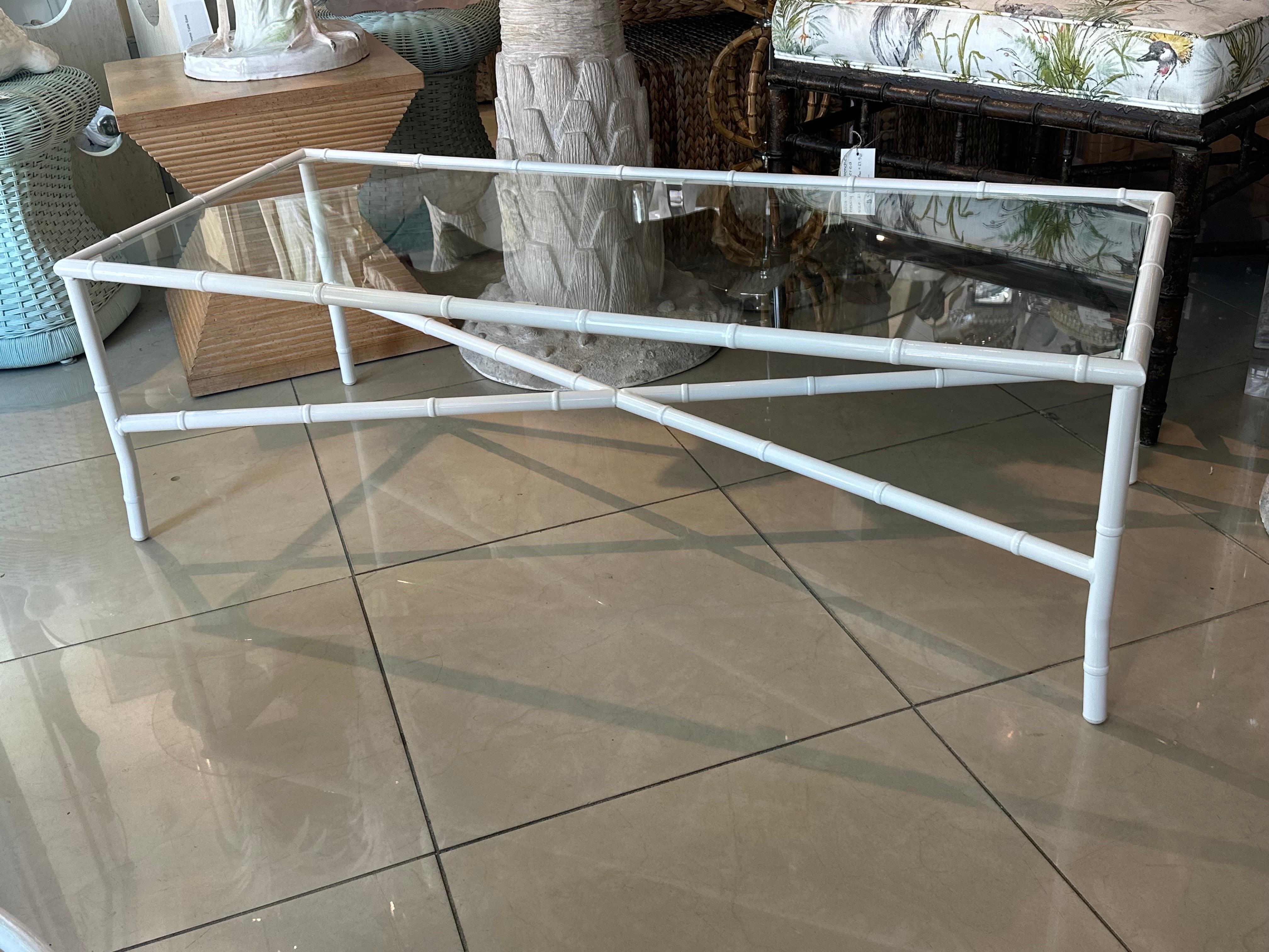 Vintage Palm Beach Faux Bambus-Metall-Cocktailtisch. Vollständig und perfekt restauriert! Neue Glasplatte, neu pulverbeschichtet in weißem Glanz. Weitere passende Stücke sind erhältlich. Abmessungen: 48 L x 20 T x 15,5 H.