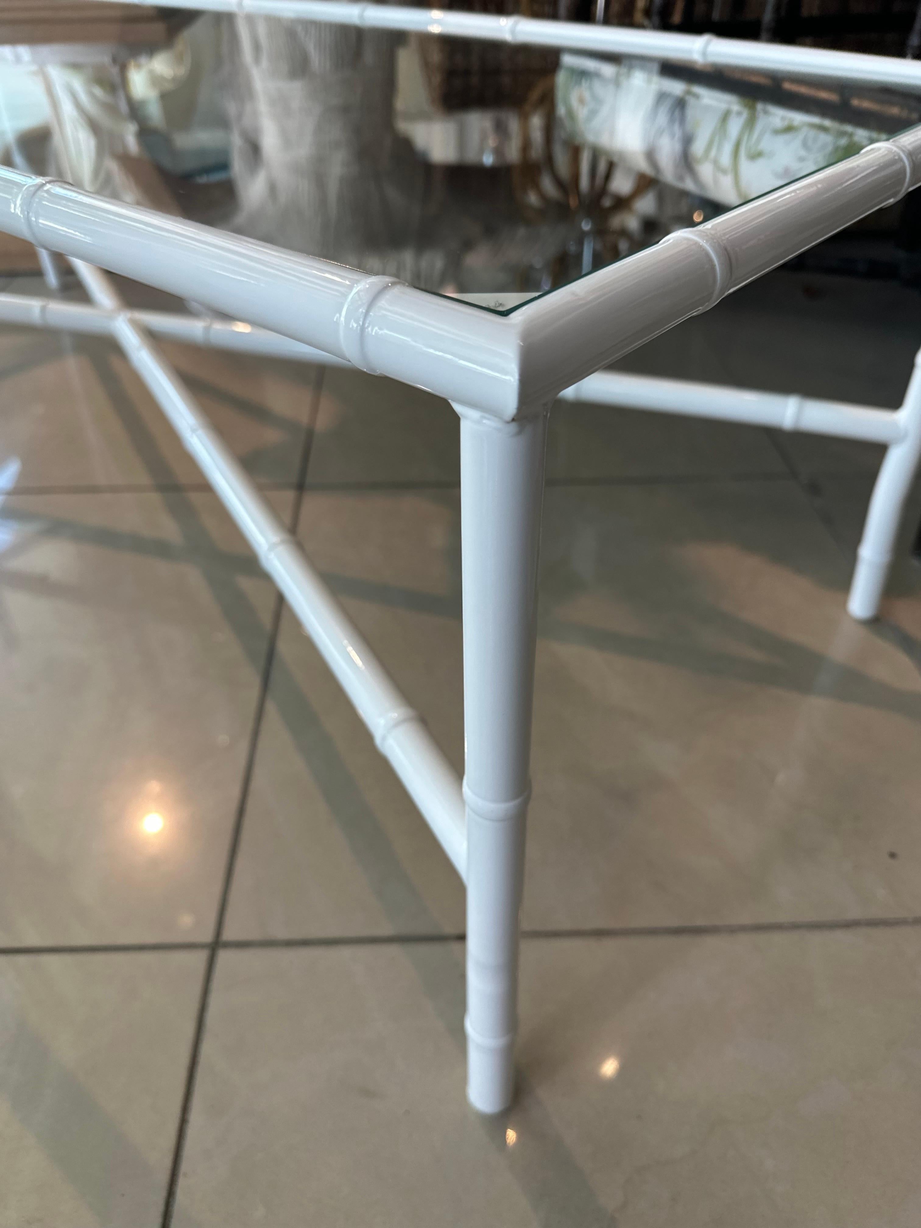 Vintage Faux Bambus Metall Neu Pulverbeschichtet Patio Kaffee Cocktail Tisch Glas im Zustand „Gut“ im Angebot in West Palm Beach, FL