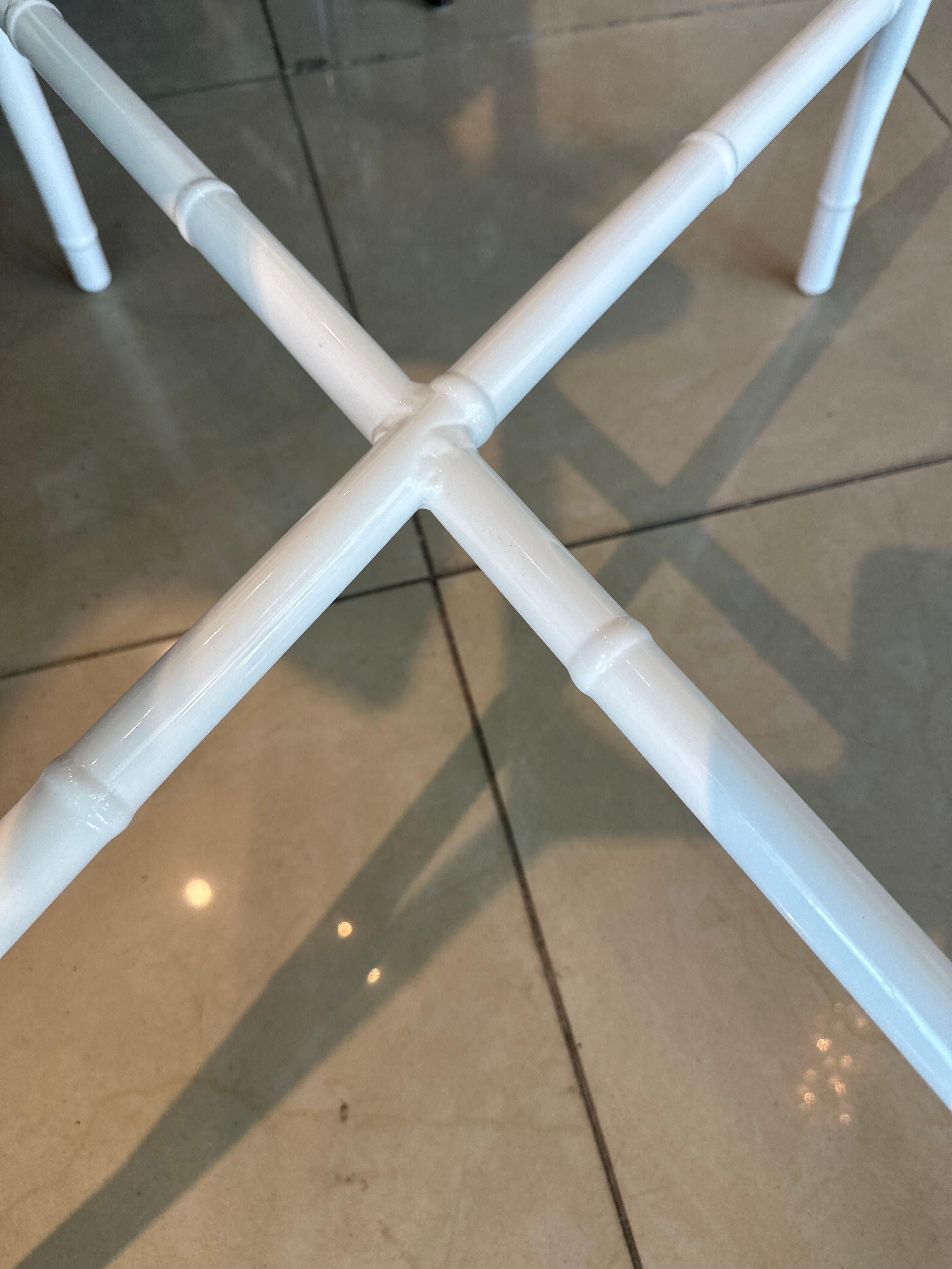 Tavolino vintage in metallo di Palm Beach in finto bambù. Completamente restaurato alla perfezione! Nuovo piano in vetro, verniciato a polvere in bianco lucido. Sono disponibili altri pezzi coordinati. Dimensioni: 21,5 H. x 26 D. x 20 W. 
Fammi