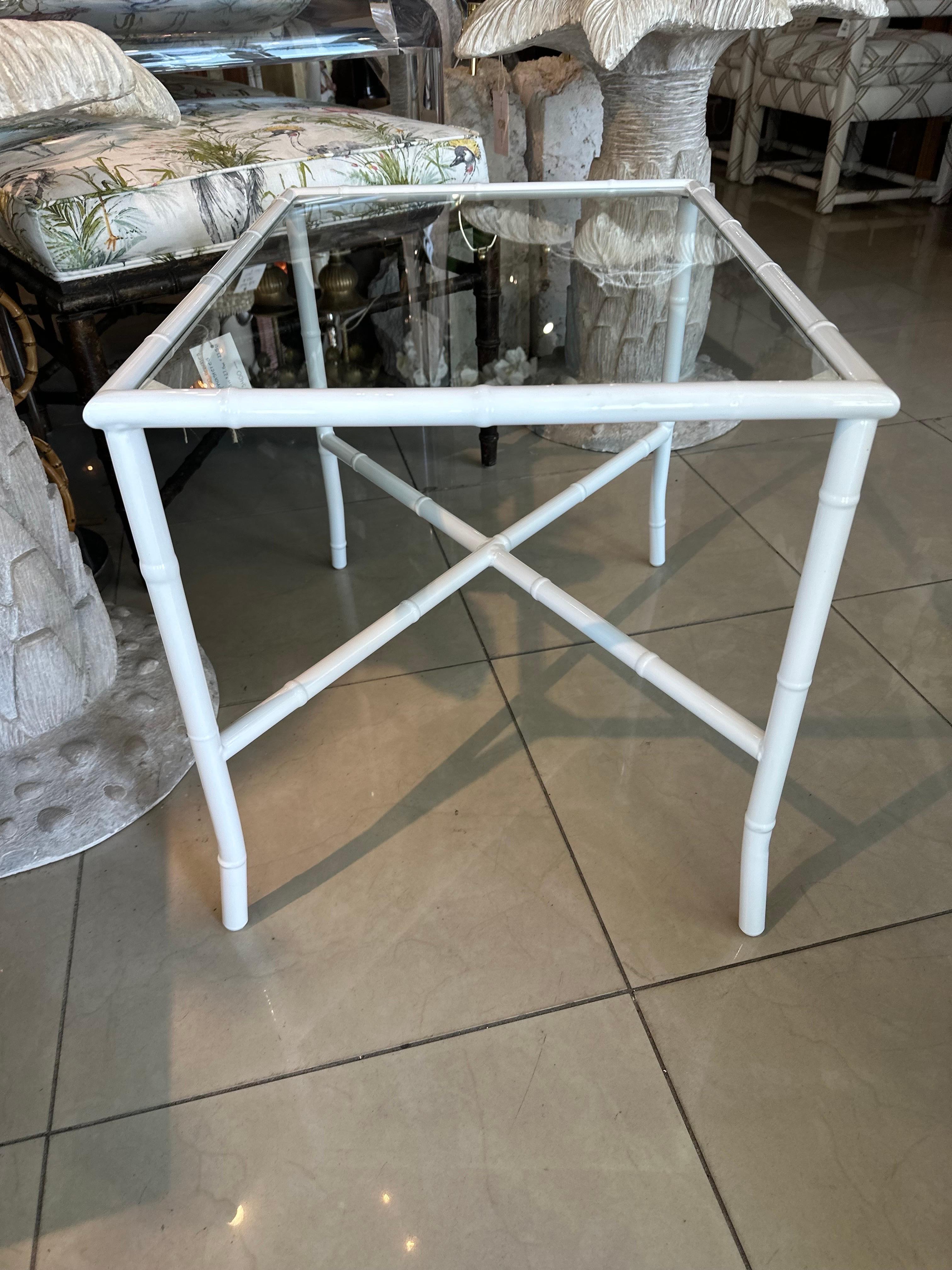 Vintage Faux Bamboo Metallo Nuovo Verniciato a Polvere Patio End Side Drink Table Vetro In condizioni buone in vendita a West Palm Beach, FL