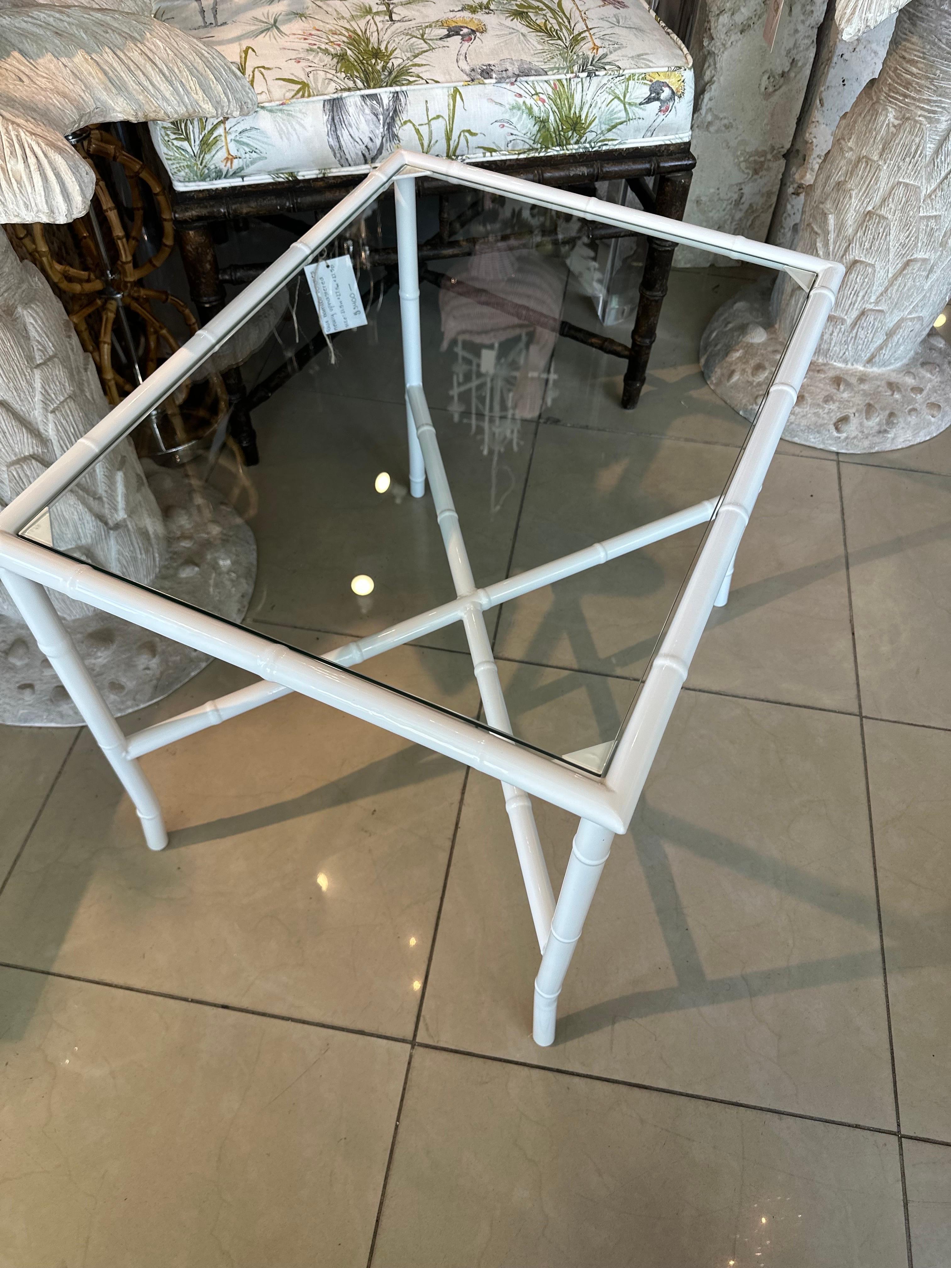 Fine XX secolo Vintage Faux Bamboo Metallo Nuovo Verniciato a Polvere Patio End Side Drink Table Vetro in vendita