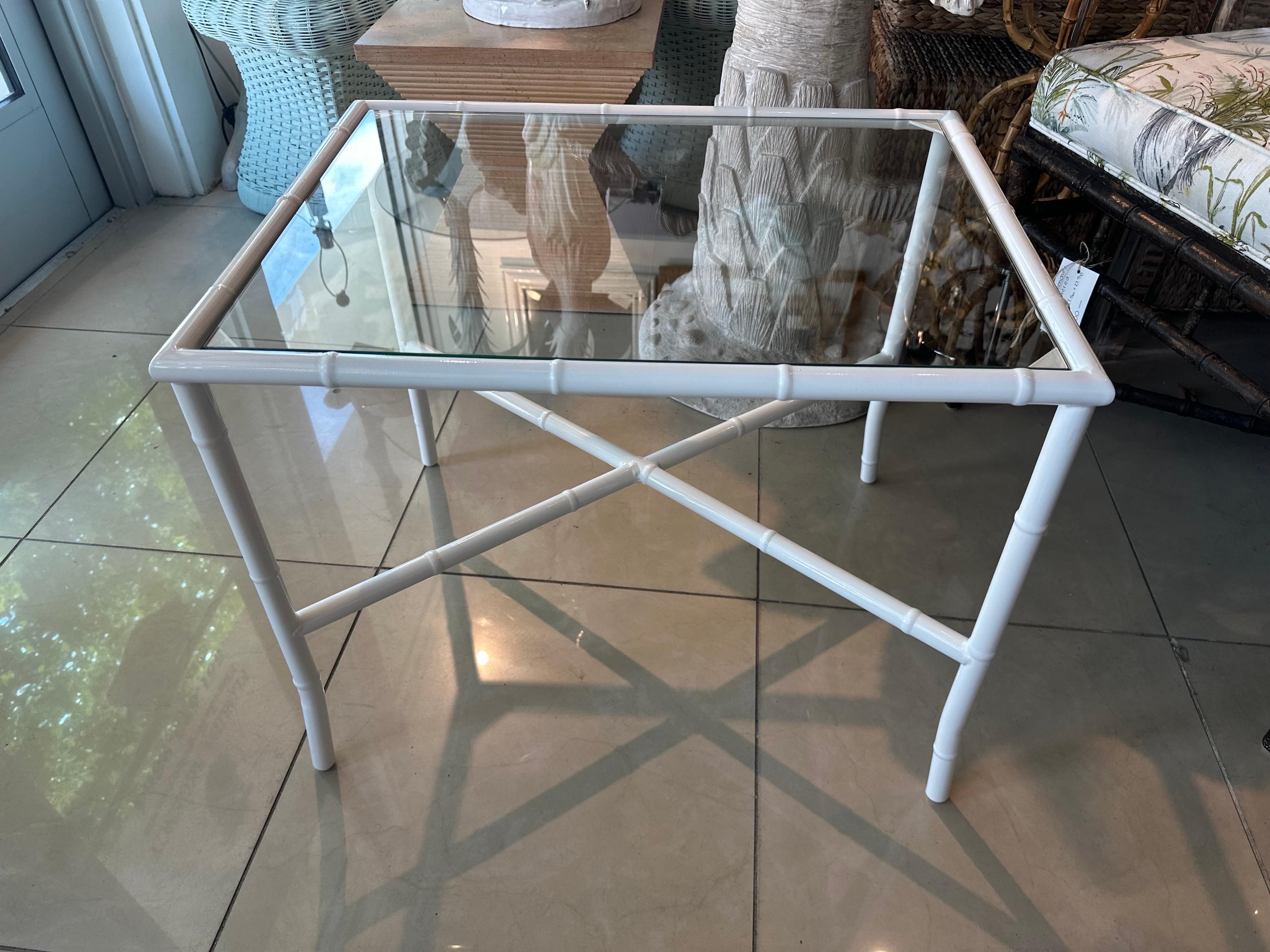 Vintage Faux Bamboo Metallo Nuovo Verniciato a Polvere Patio End Side Drink Table Vetro in vendita 1