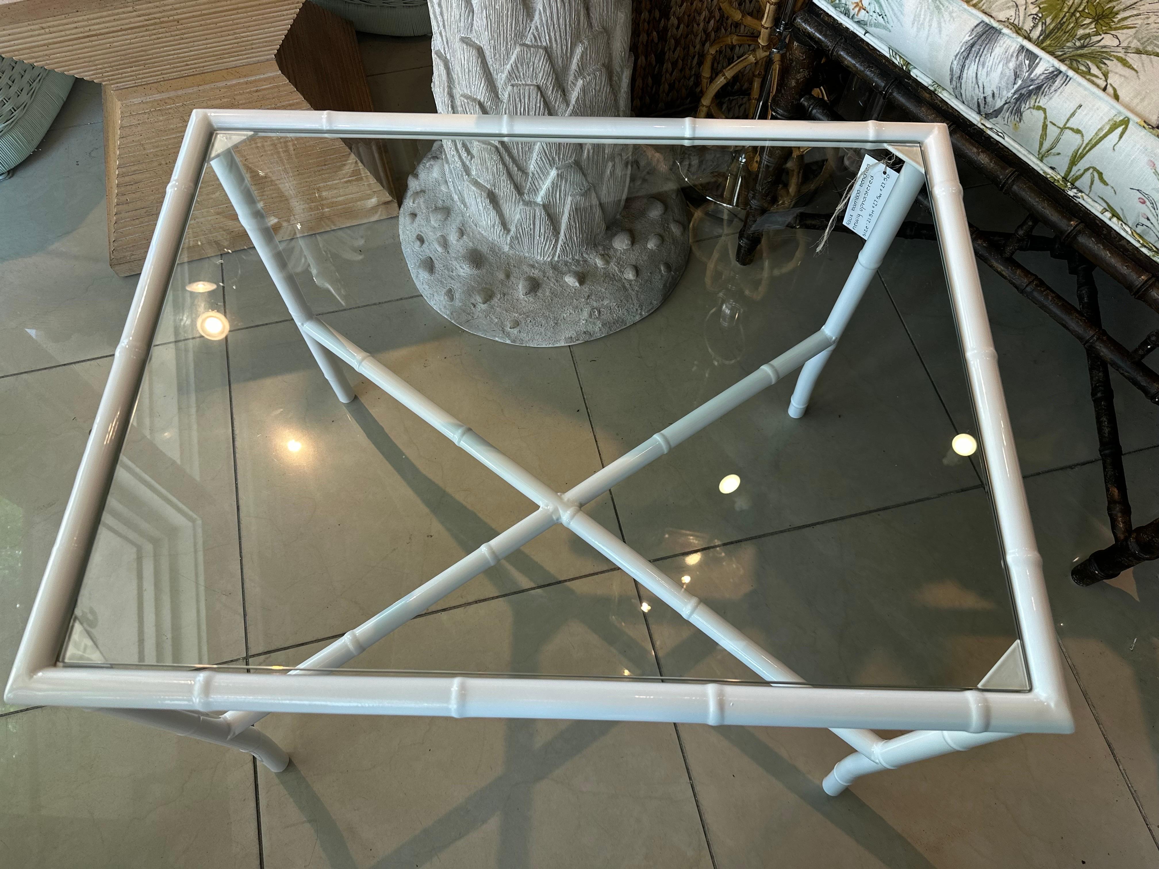 Vintage Faux Bamboo Metallo Nuovo Verniciato a Polvere Patio End Side Drink Table Vetro in vendita 2