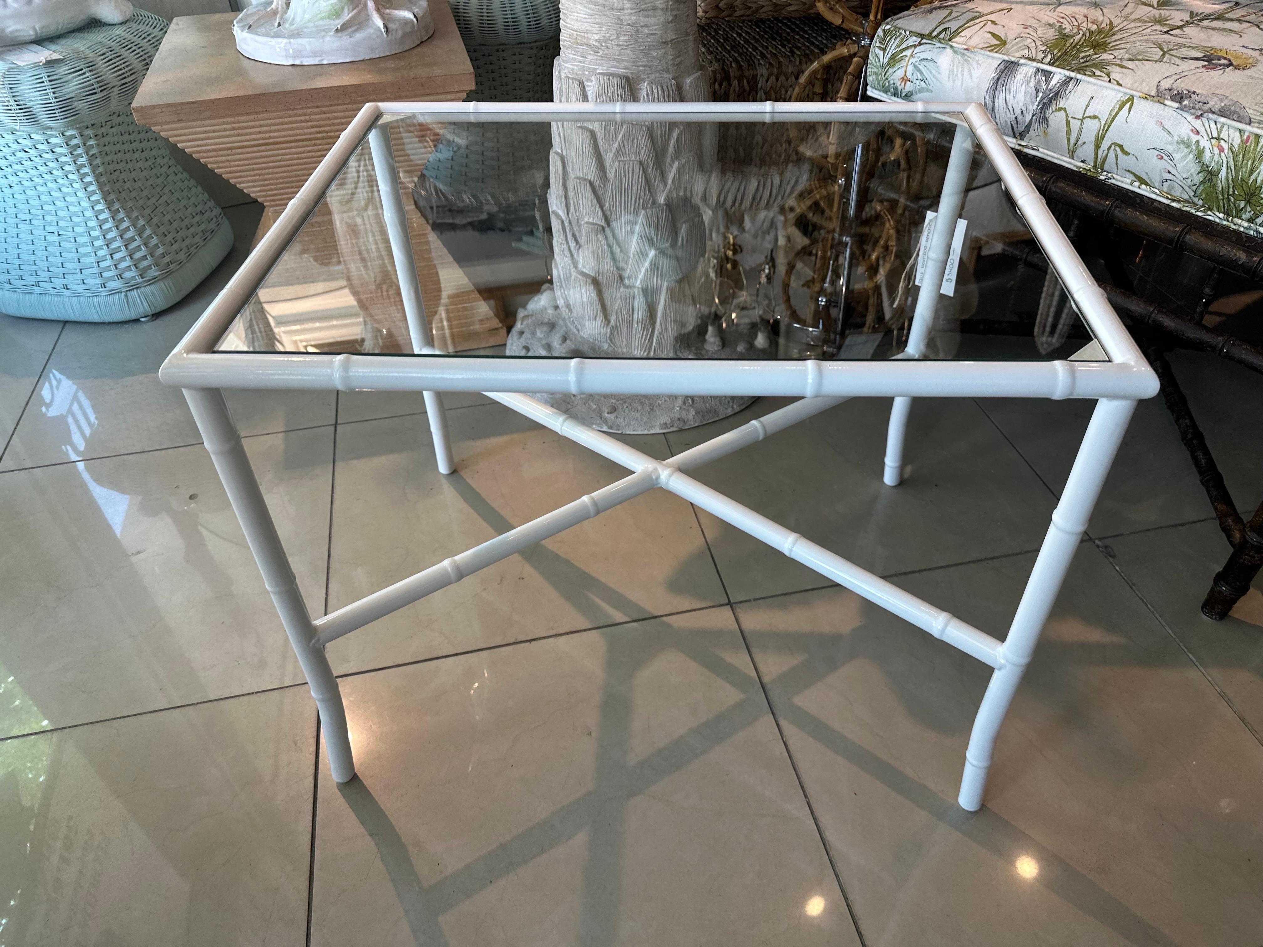 Vintage Faux Bamboo Metallo Nuovo Verniciato a Polvere Patio End Side Drink Table Vetro in vendita 3
