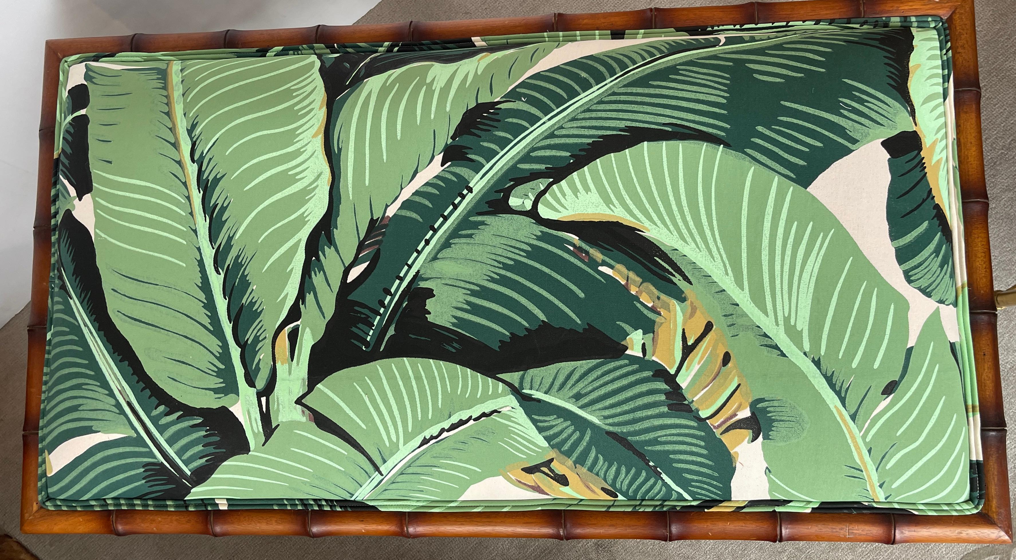 Neu gepolsterte Vintage-Bank aus Kunstbambus, Palm-Stoff im Angebot 2