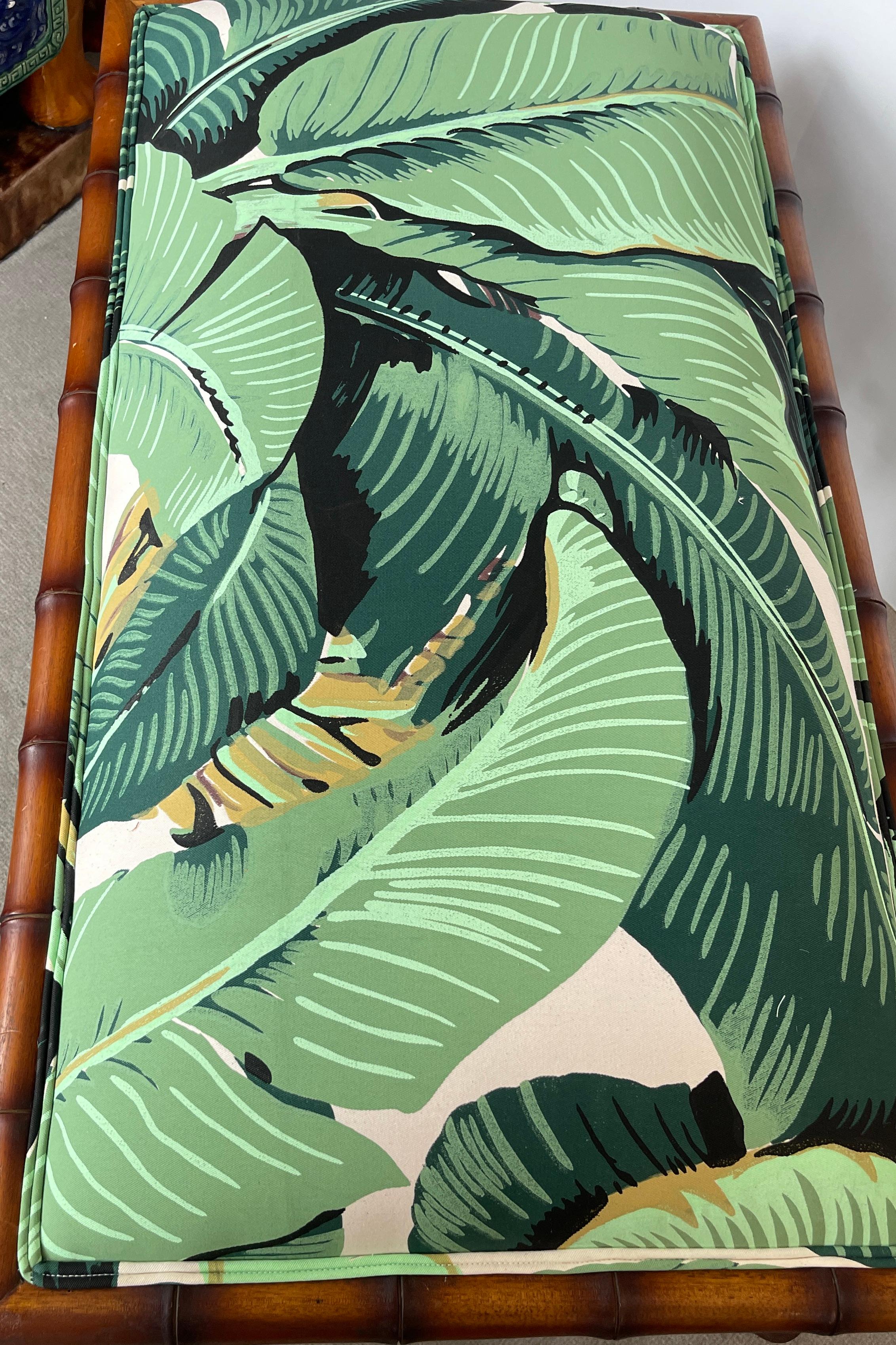 Neu gepolsterte Vintage-Bank aus Kunstbambus, Palm-Stoff im Angebot 3