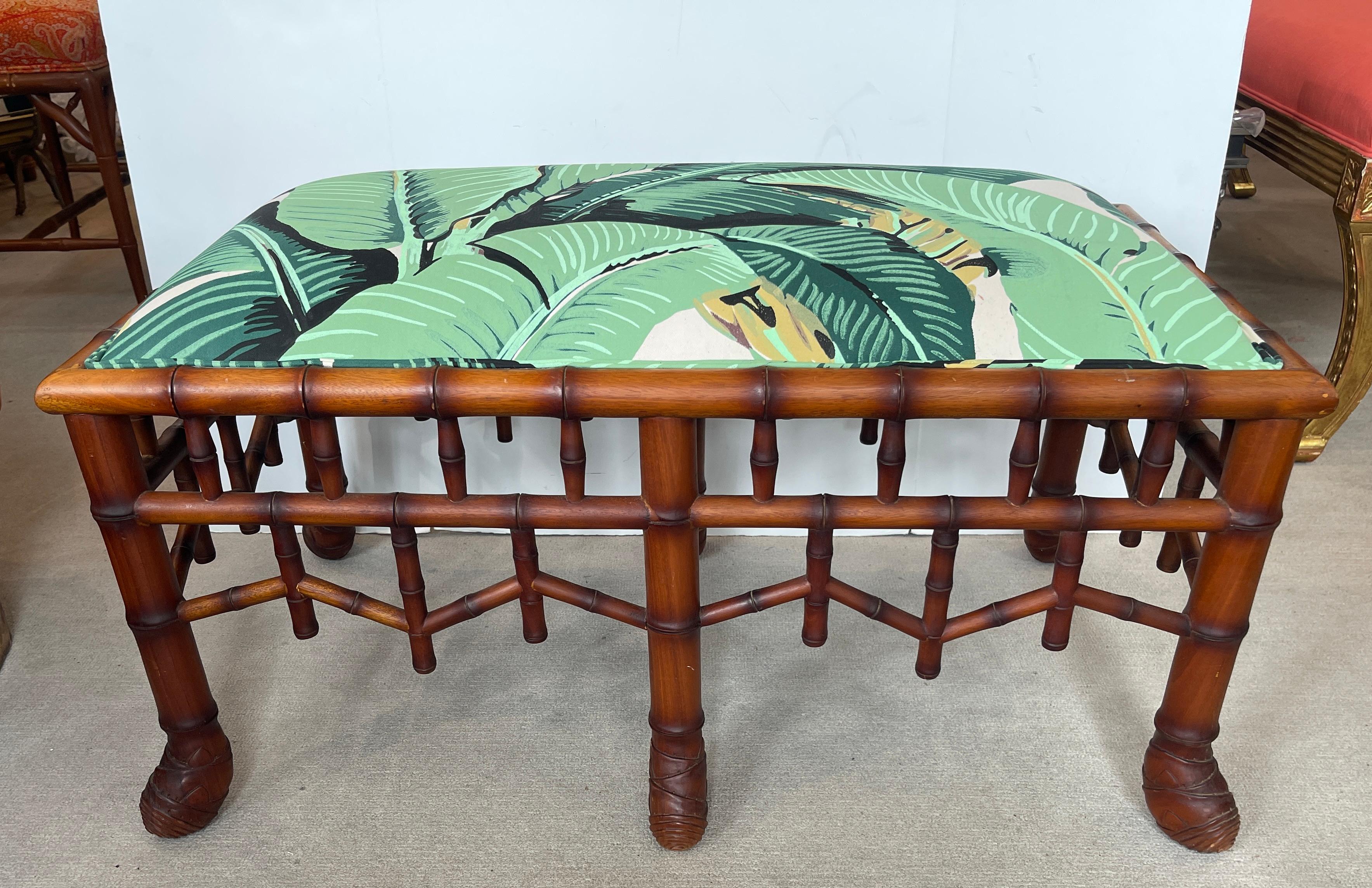 Soeben eingetroffen, diese tolle Vintage Bamboo neu gepolsterte Bank...
Die Farbe ist eine dunklere Bamboo Farbe.
Diese Bank wurde neu  gepolstert mit grünem Palmbaumwollstoff auf weißem Grund
Die Bank ist in einem sehr guten, gebrauchsfähigen