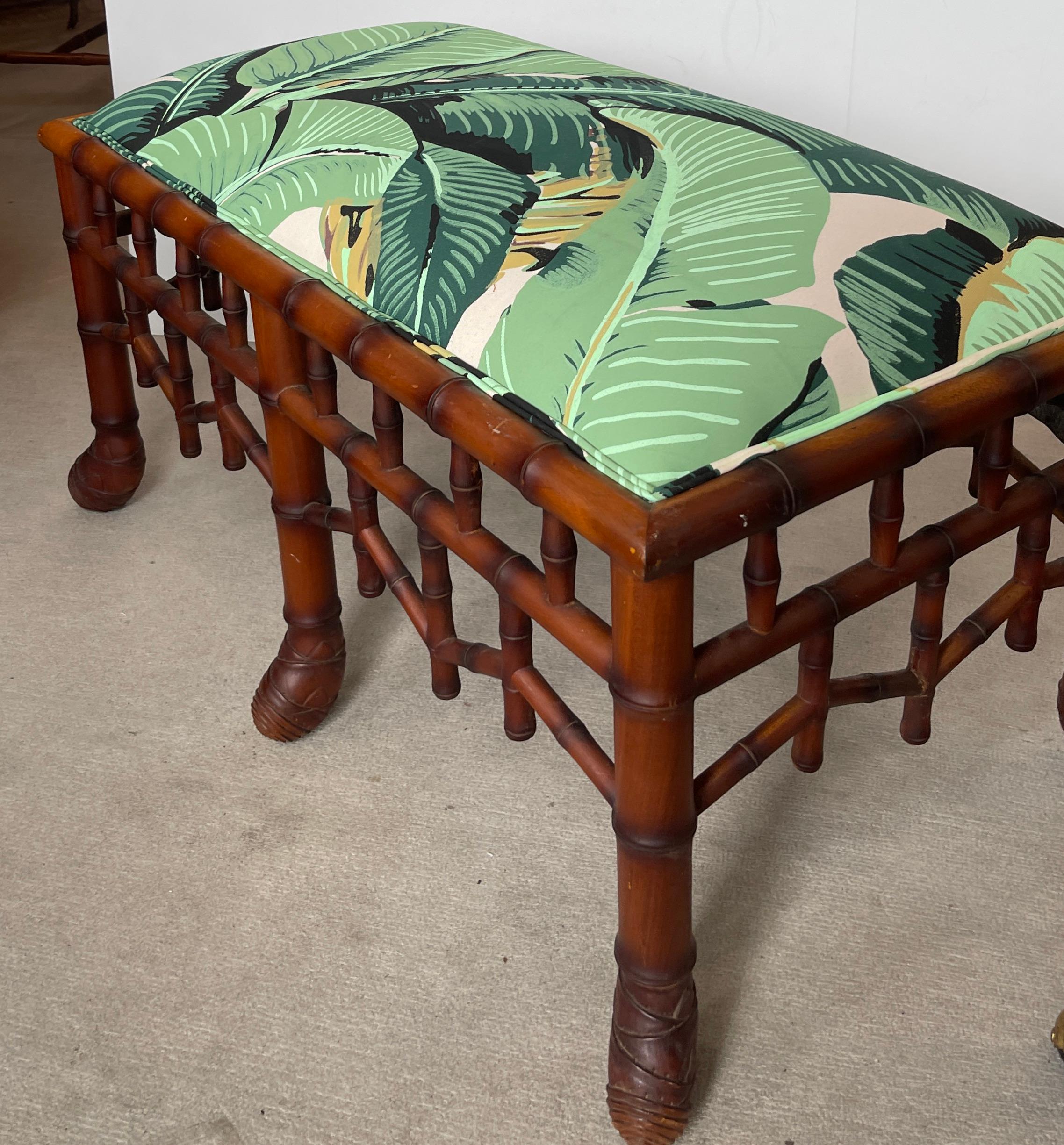 Neu gepolsterte Vintage-Bank aus Kunstbambus, Palm-Stoff (Hollywood Regency) im Angebot