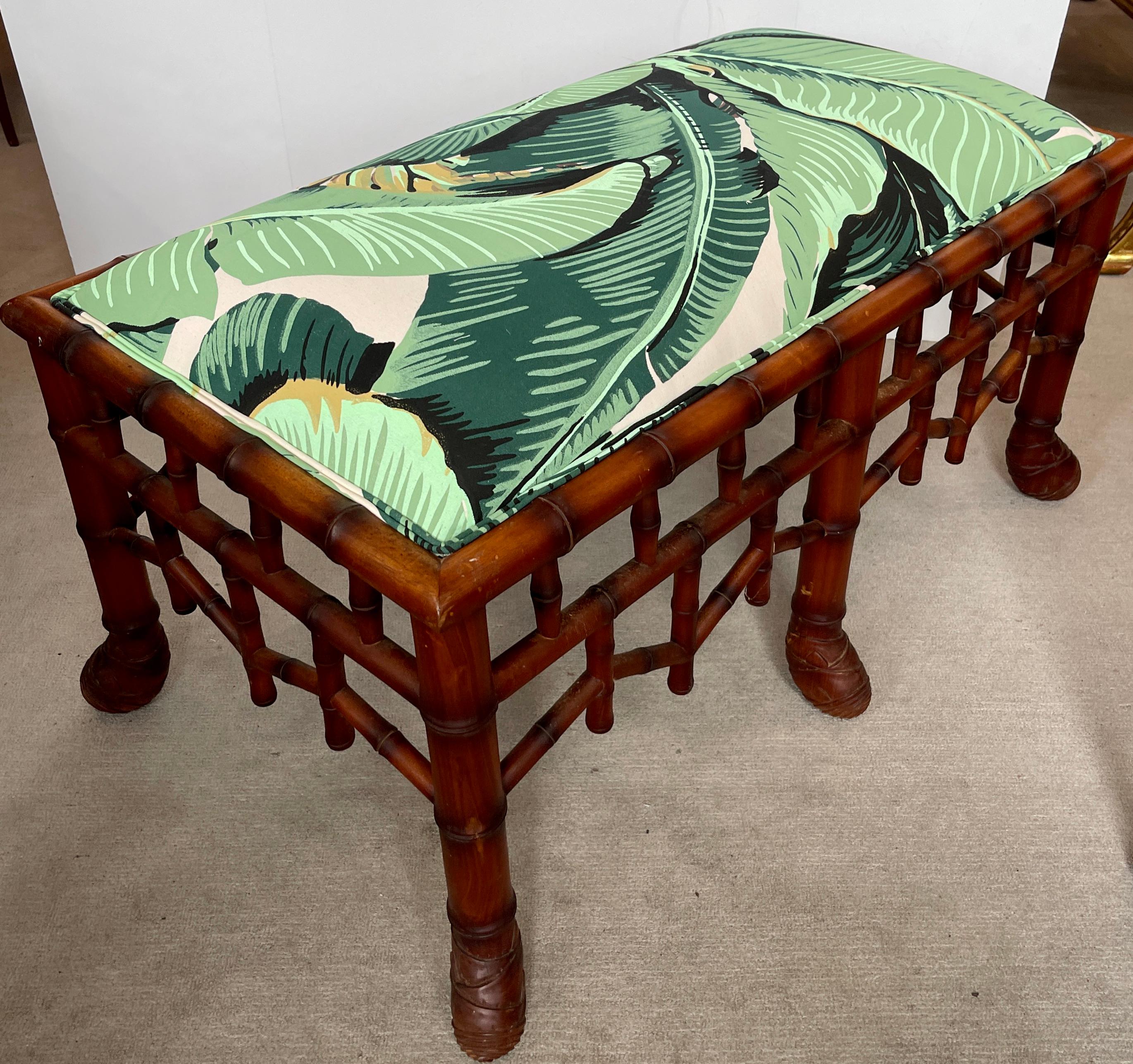 Neu gepolsterte Vintage-Bank aus Kunstbambus, Palm-Stoff (Unbekannt) im Angebot