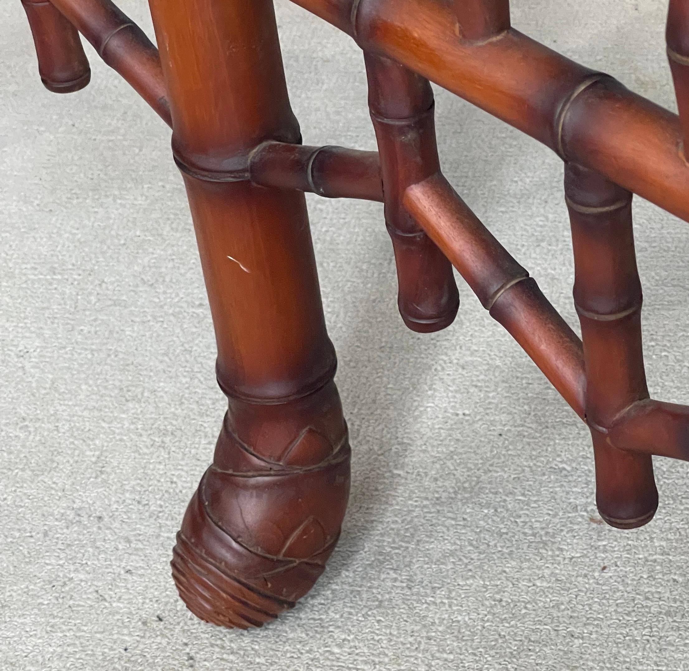 Neu gepolsterte Vintage-Bank aus Kunstbambus, Palm-Stoff (Mitte des 20. Jahrhunderts) im Angebot