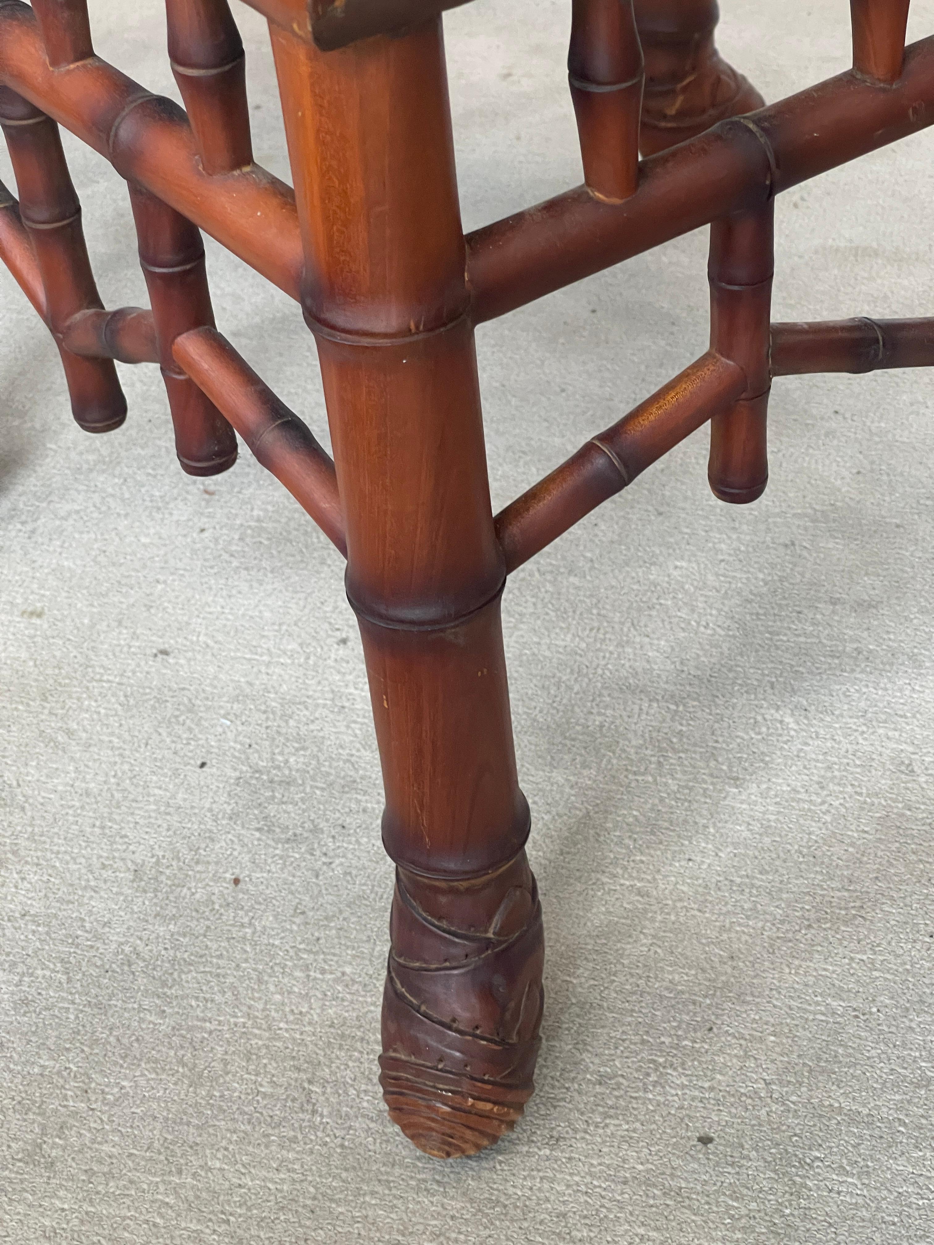 Neu gepolsterte Vintage-Bank aus Kunstbambus, Palm-Stoff (Holz) im Angebot