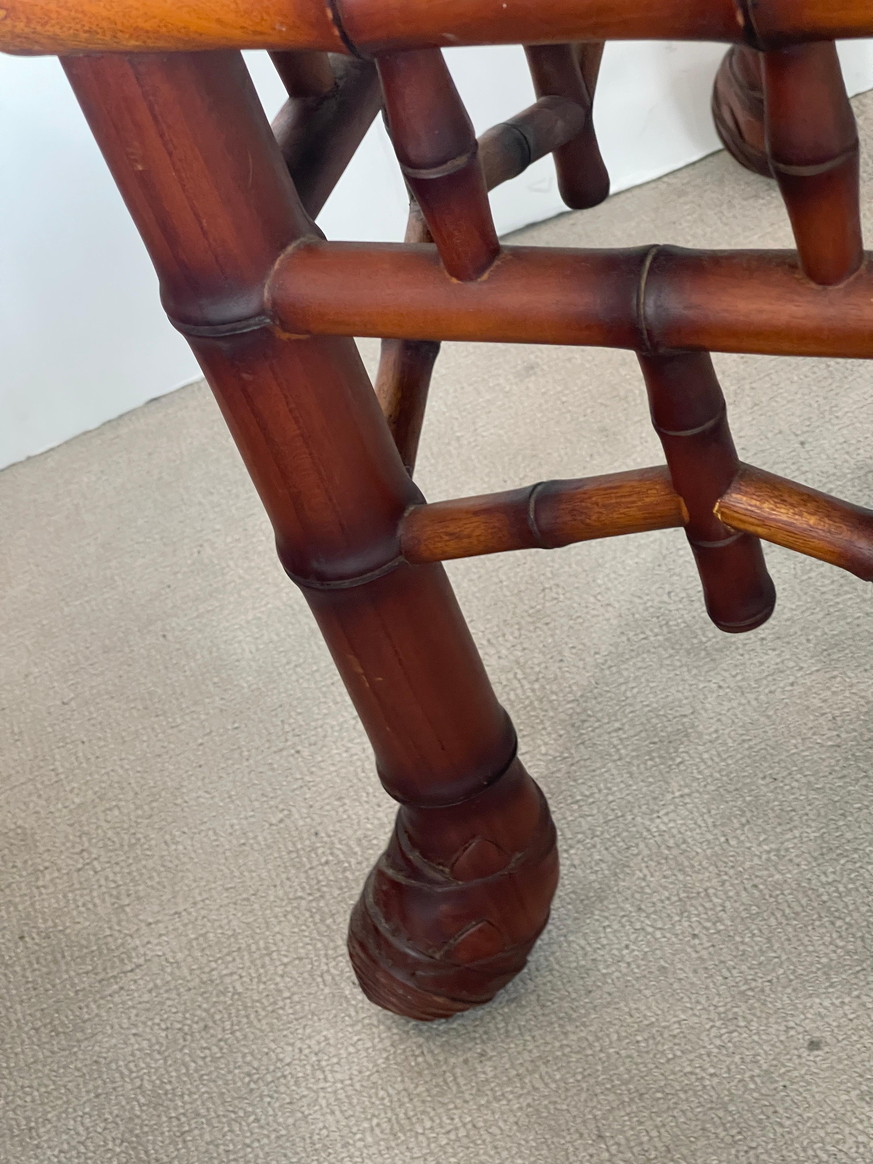 Neu gepolsterte Vintage-Bank aus Kunstbambus, Palm-Stoff im Angebot 1