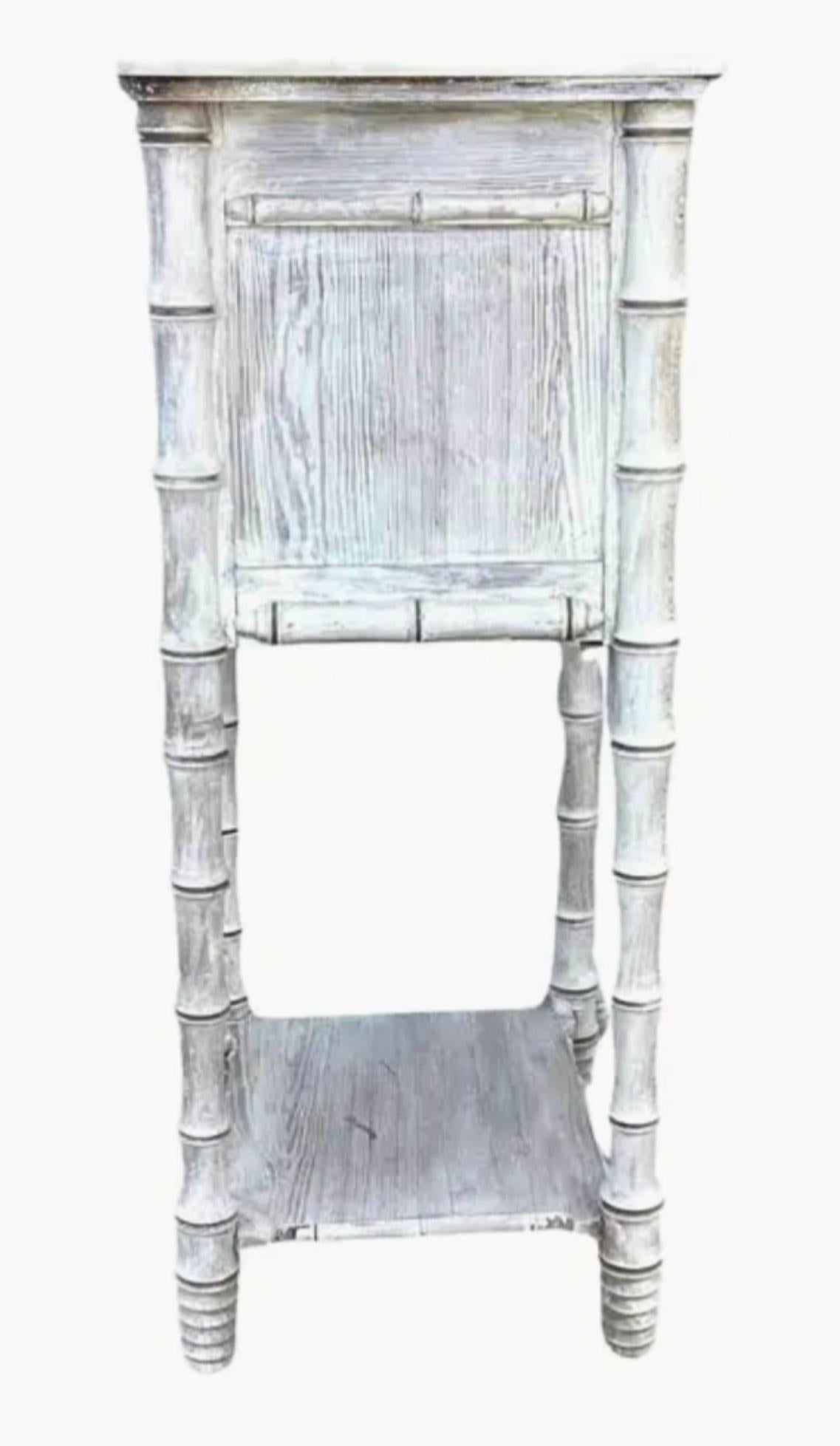 Nachttisch oder Beistelltisch aus Kunstbambus mit weißer Marmorplatte      #2 im Angebot 4