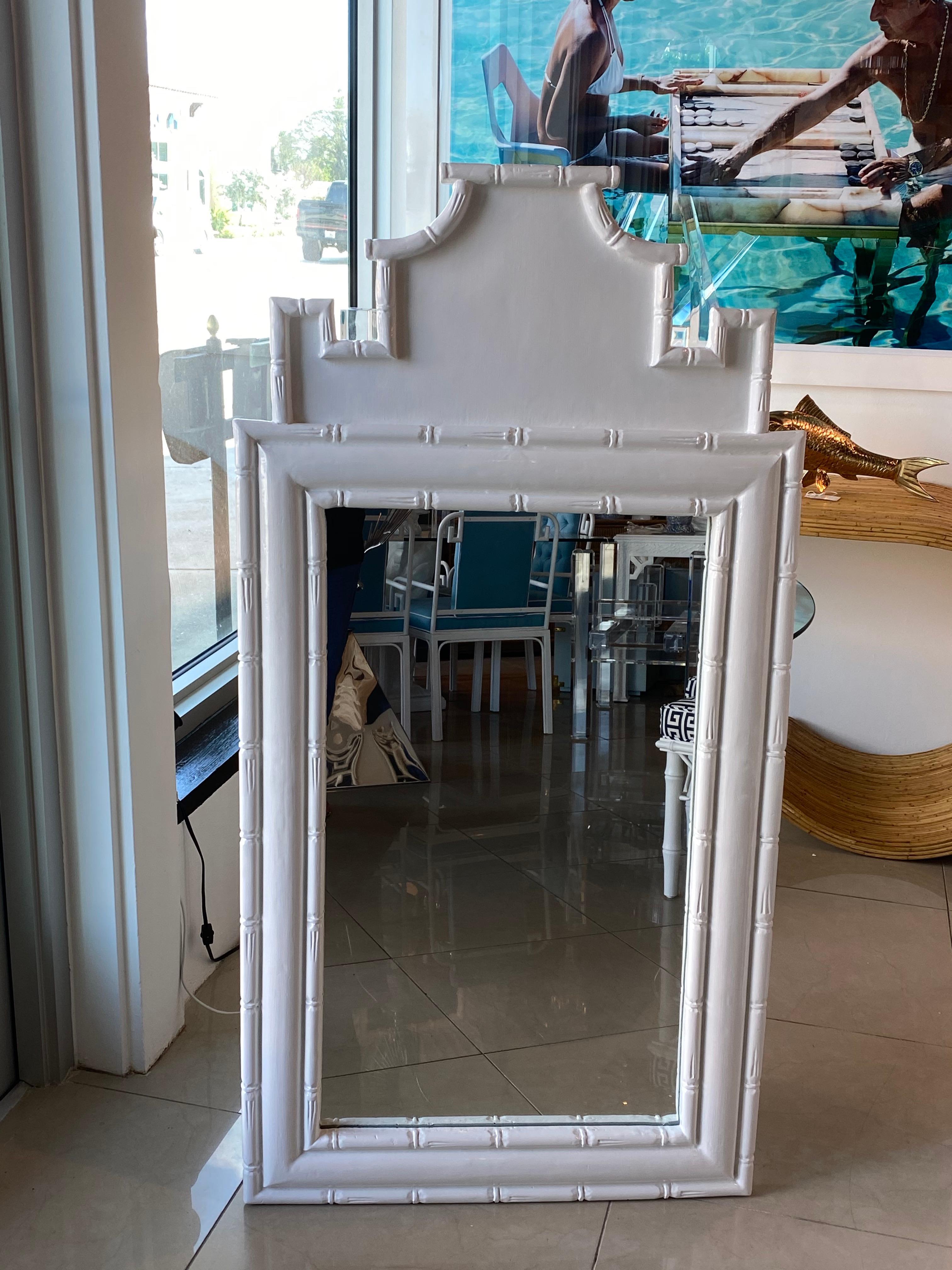 Vintage Faux Bamboo Pagoda Chinoiserie White Lacquered Wall Mirror In Good Condition For Sale In West Palm Beach, FL