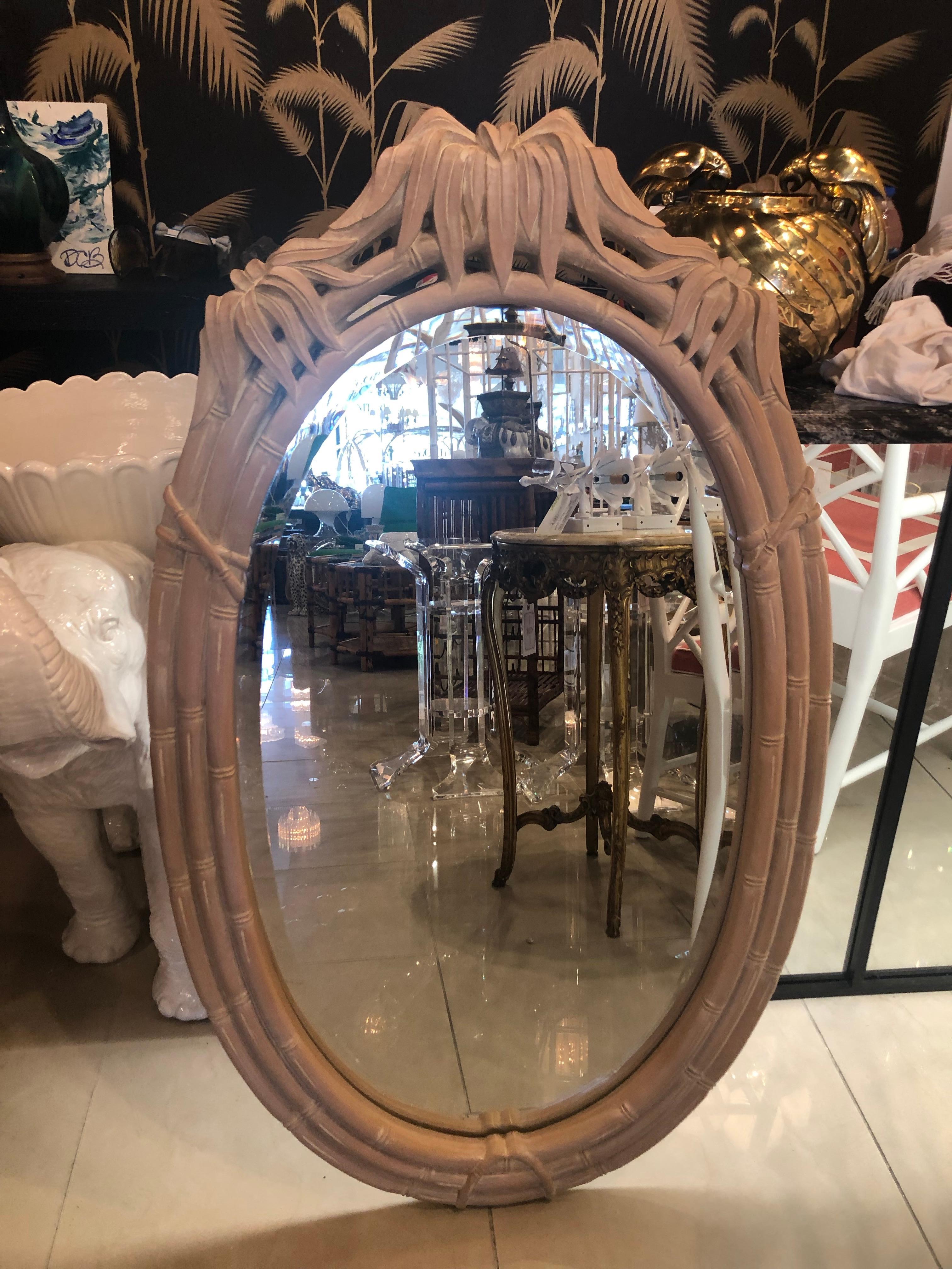 Hollywood Regency Specchio da parete ovale con piano a foglie di pagoda in finto bambù vintage in vendita