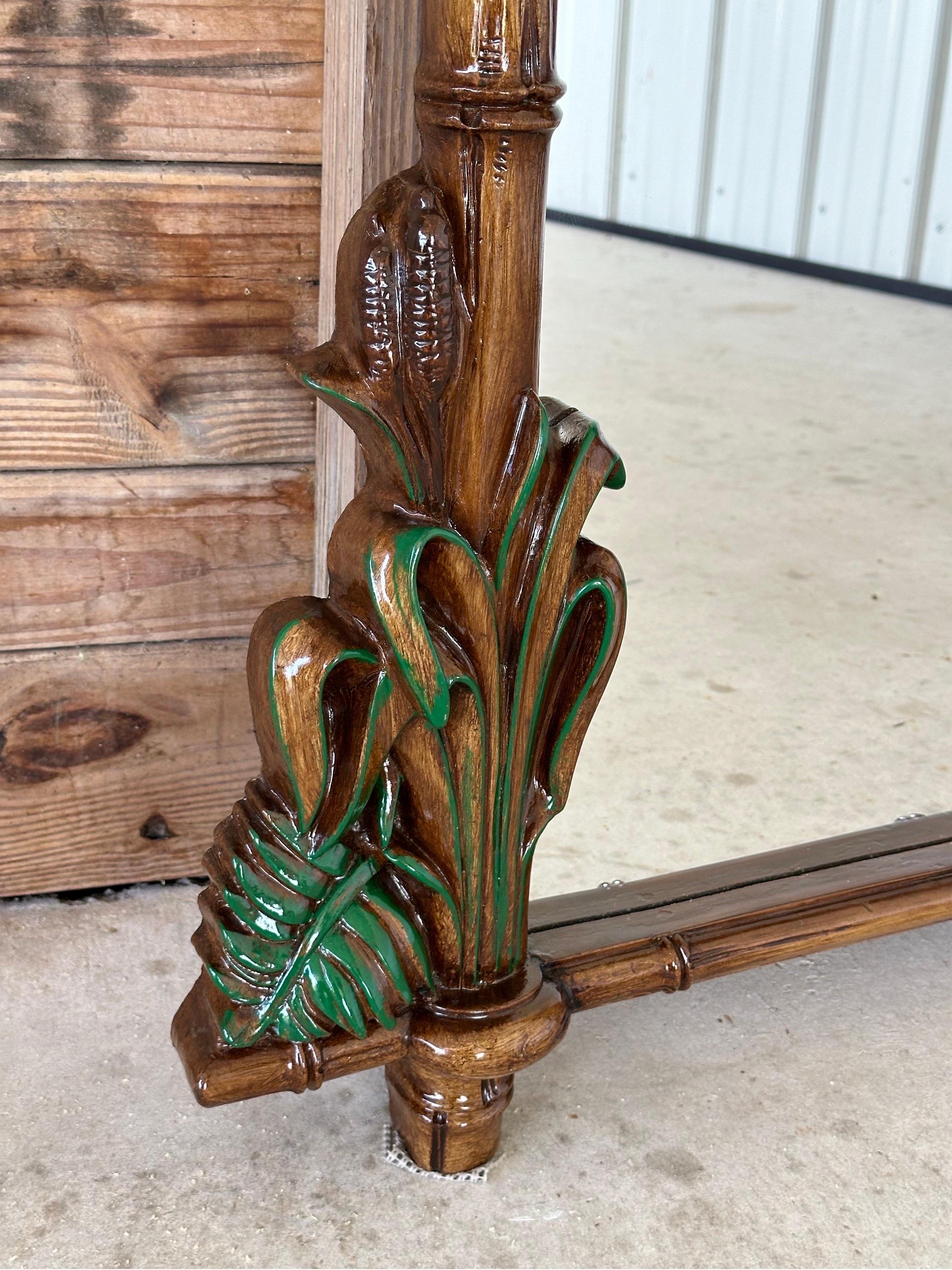 Eleva il tuo arredamento costiero con questa specchiera Regency d'epoca rifinita, caratterizzata da un'affascinante cornice in finto bambù ornata da vivaci foglie di palma e da un sorprendente ananas centrale.
I dettagli intricati e il motivo