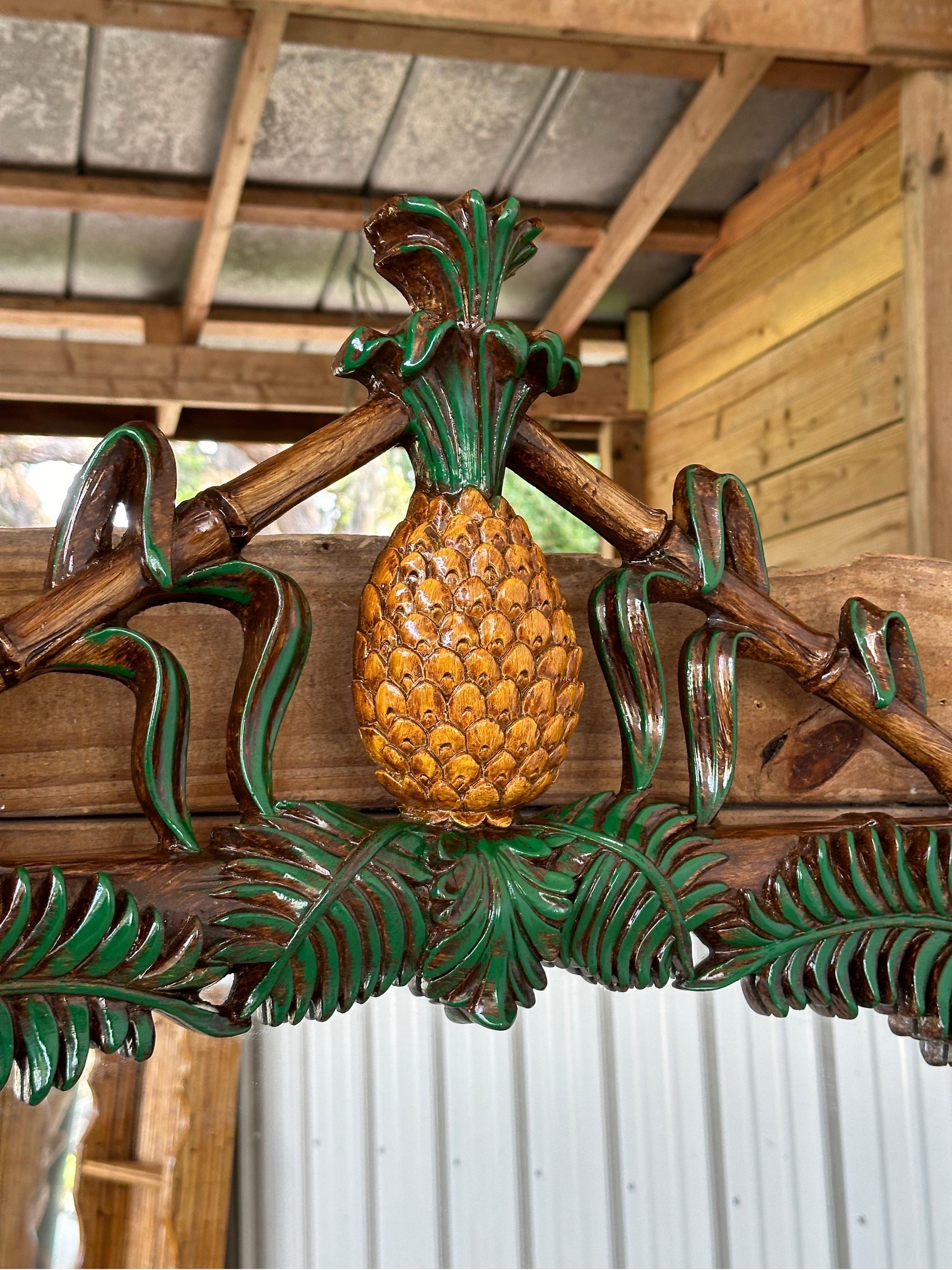 Regency Specchio da parete in finto bambù con foglie di palma e ananas d'epoca di Gampel-Stoll in vendita