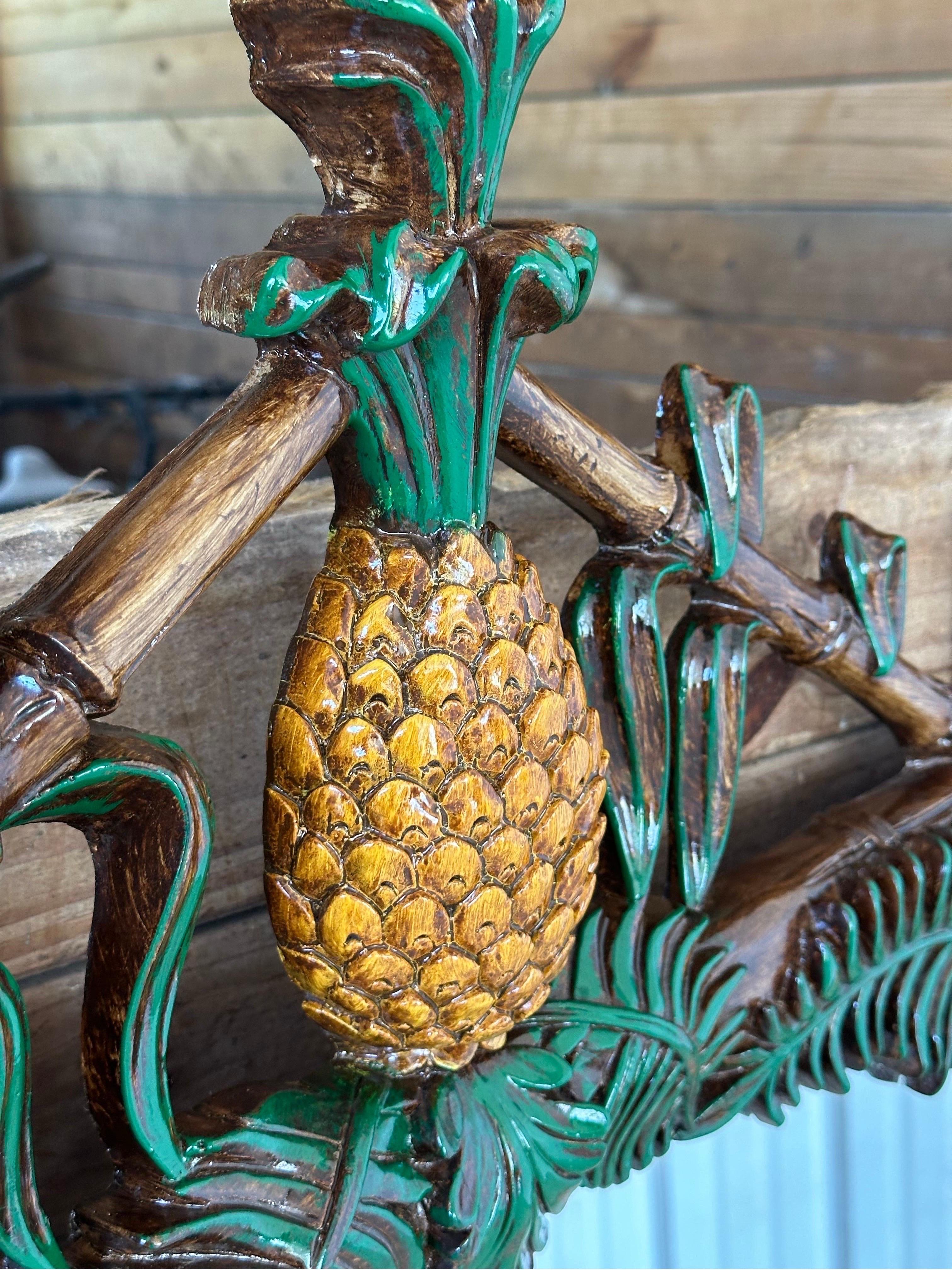Specchio da parete in finto bambù con foglie di palma e ananas d'epoca di Gampel-Stoll in vendita 1