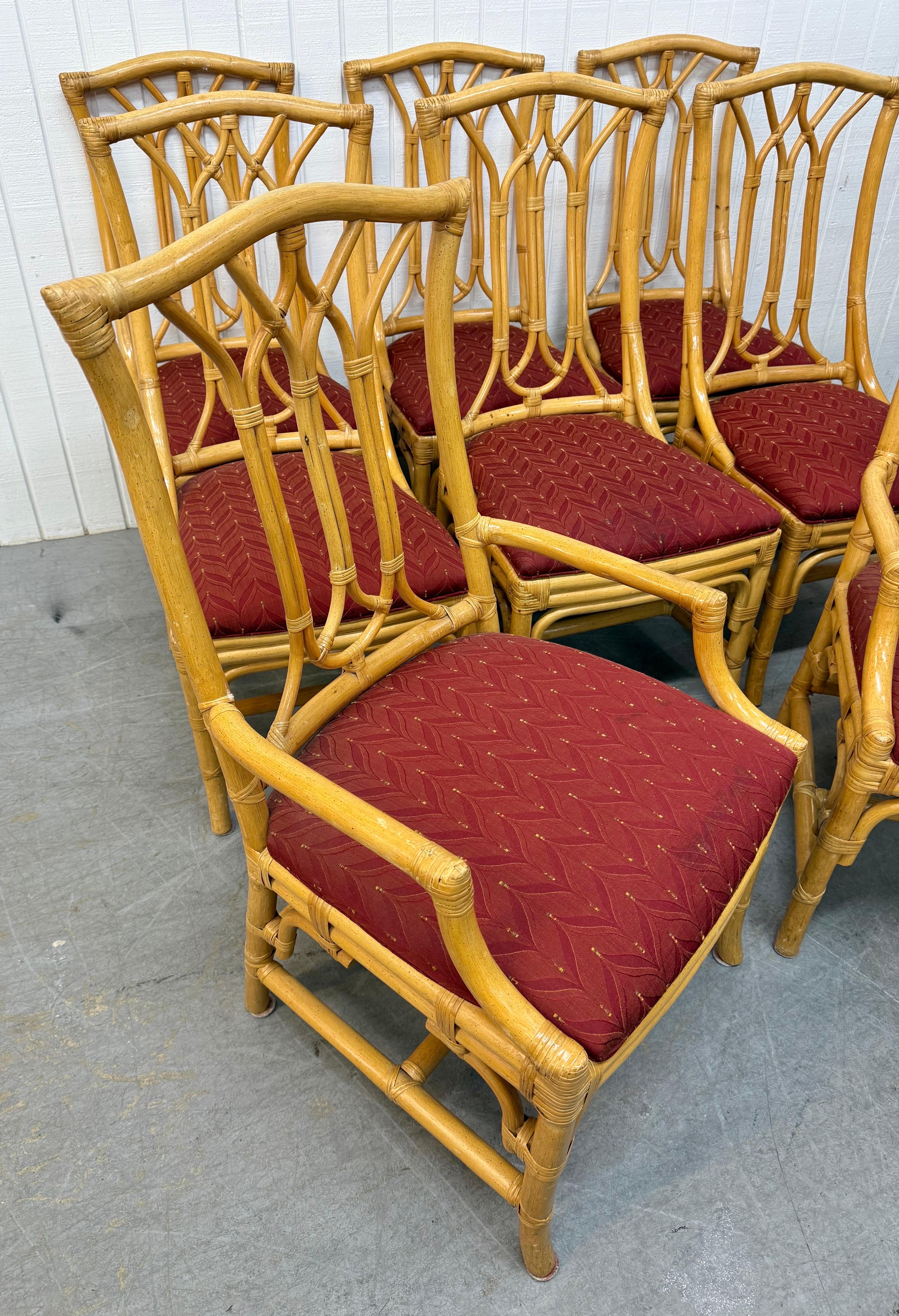 Questo annuncio si riferisce a un set di sedie da pranzo vintage in finto bambù e rattan. Due poltrone, sei sedie laterali, strutture in finto bambù e rattan e sedute imbottite di rosso. Si tratta di un'eccezionale combinazione di qualità e design
