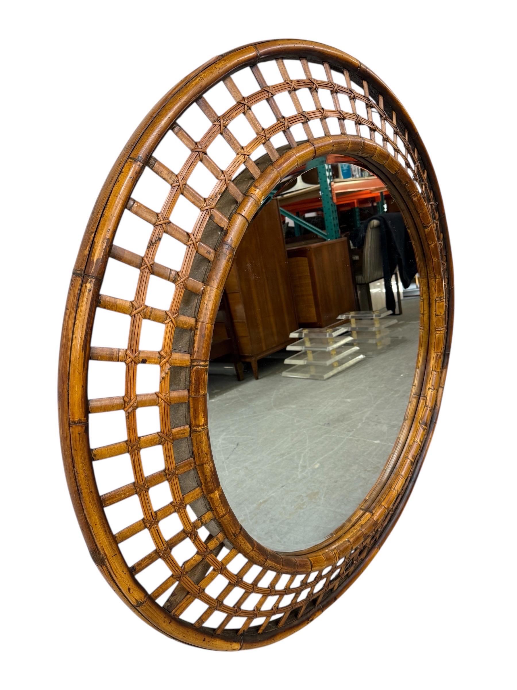 Cette annonce concerne un Miroir mural vintage en faux bambou et rotin rond . Avec un cadre en faux bambou et rotin, un design de style déco et une belle finition en noyer. Il s'agit d'une combinaison exceptionnelle de qualité et de design ! 