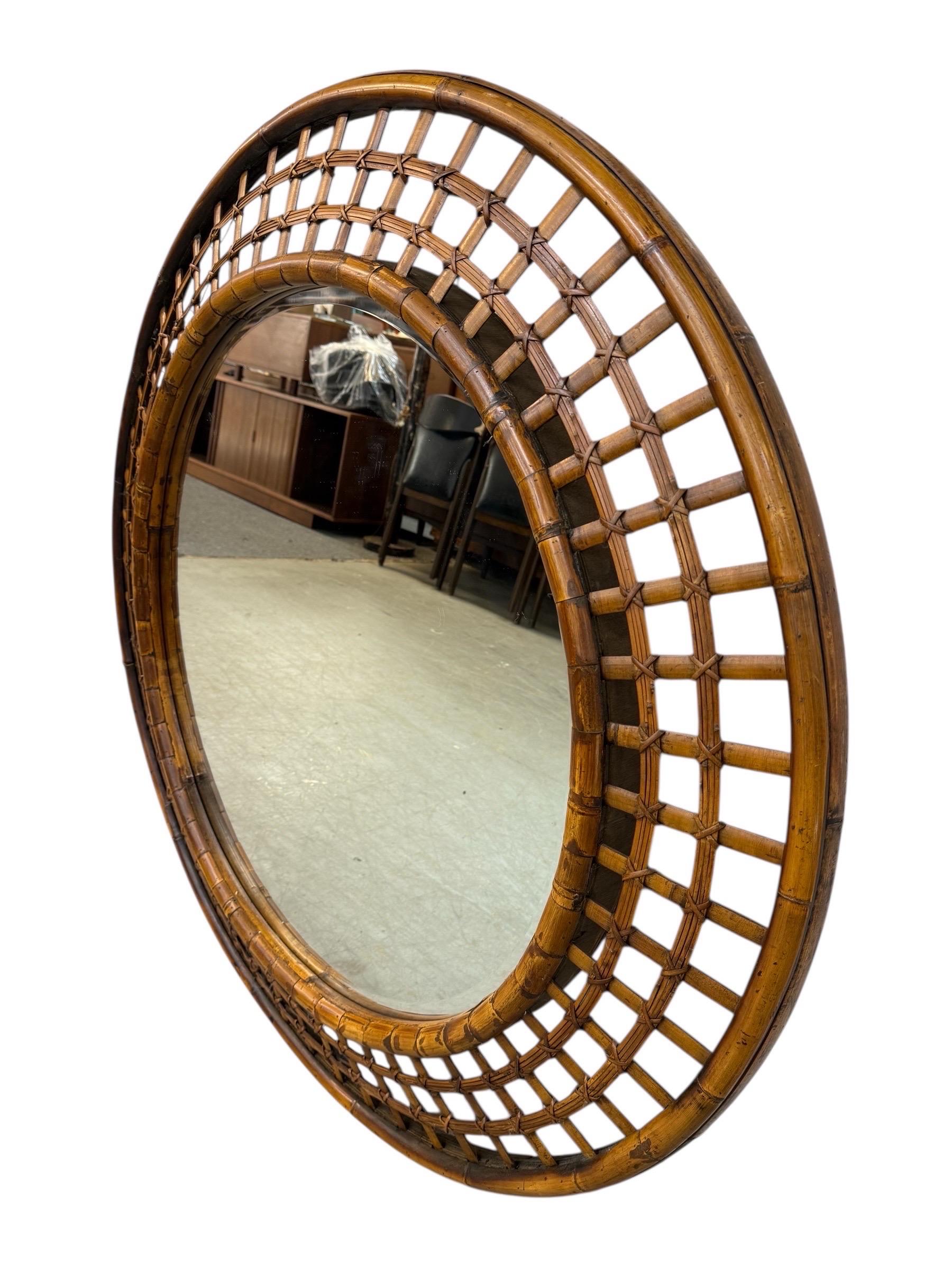 Mid-Century Modern Miroir mural vintage en faux bambou et rotin rond en vente