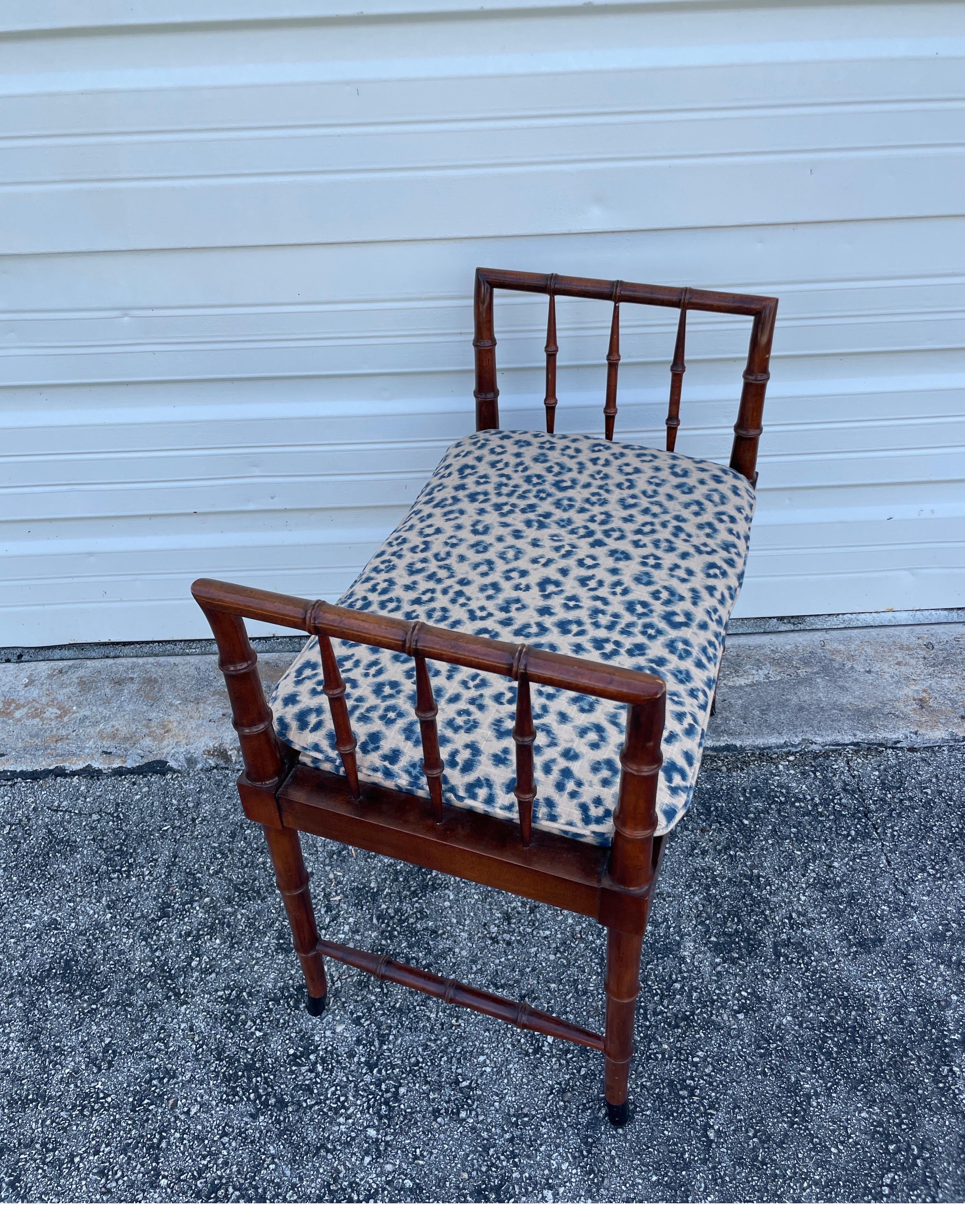 Vintage Baker Furniture Company faux Bambus Fensterbank. Neu gepolstert mit schönem Tierdruck.