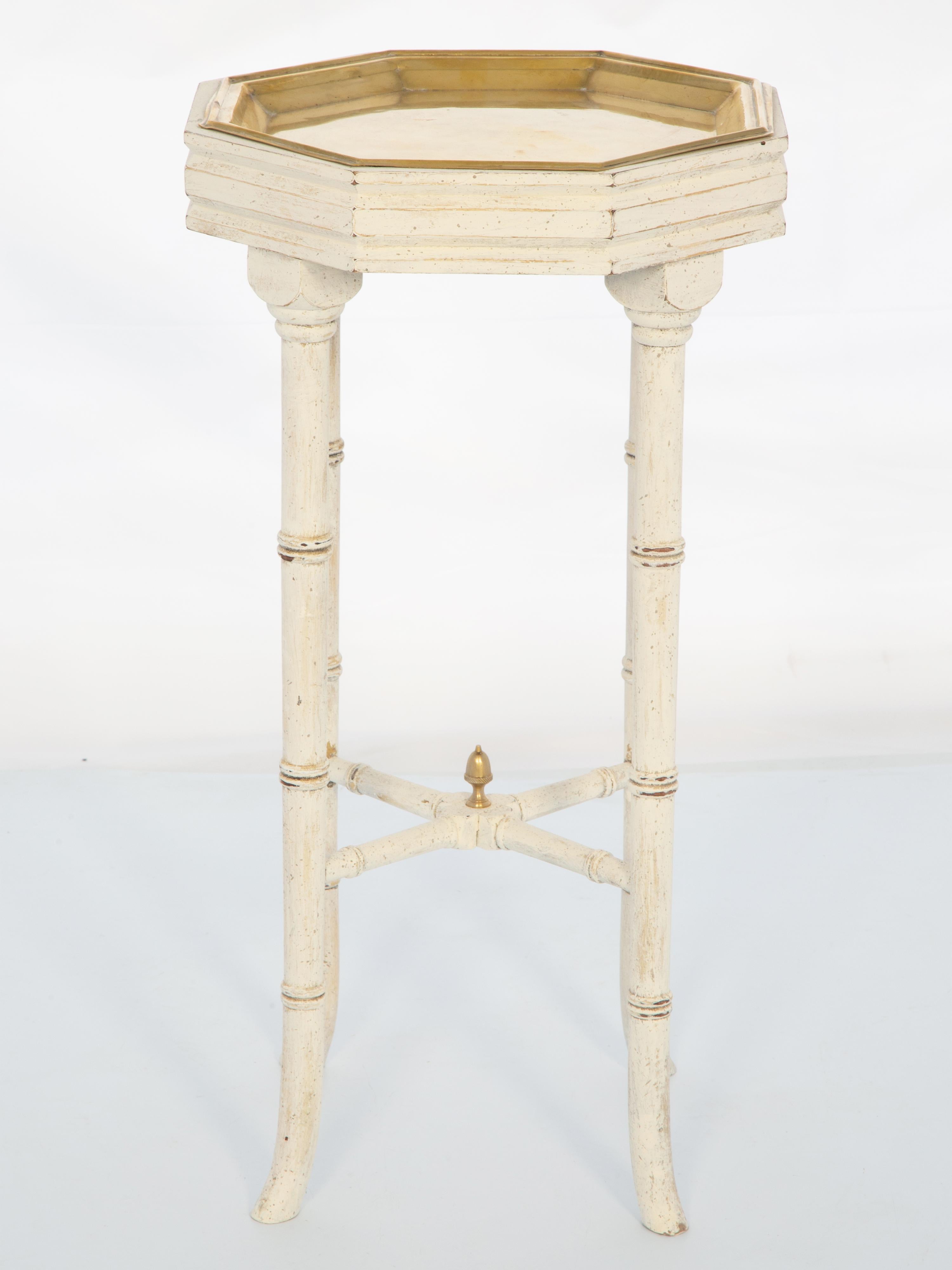 Peint Table vintage en faux bambou avec plateau à plateau en laiton en vente