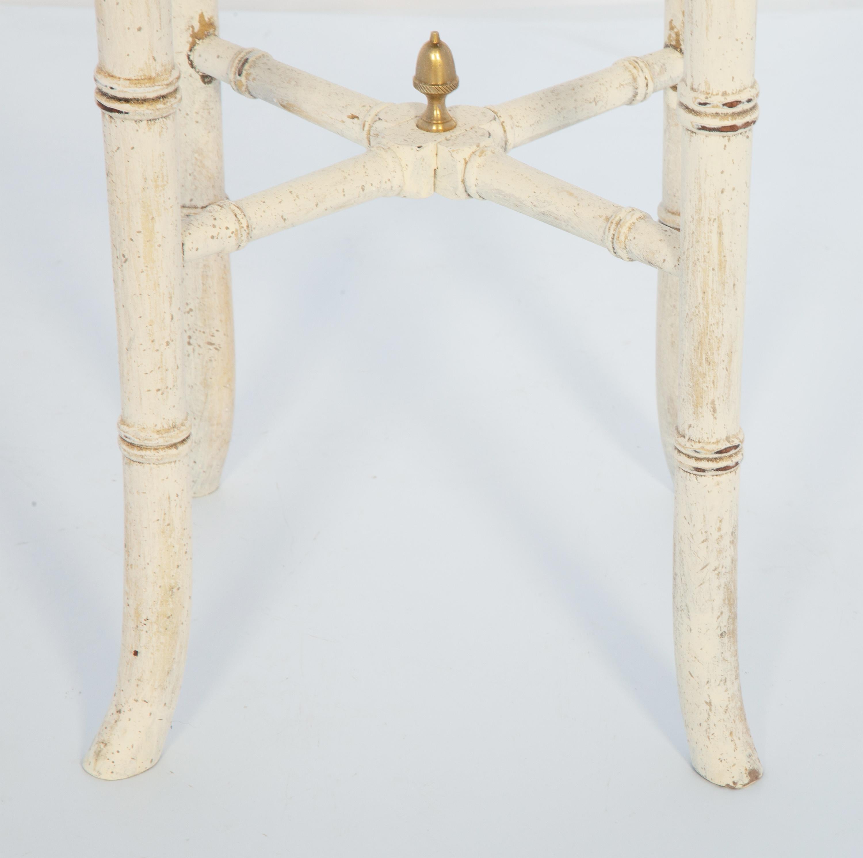 20ième siècle Table vintage en faux bambou avec plateau à plateau en laiton en vente