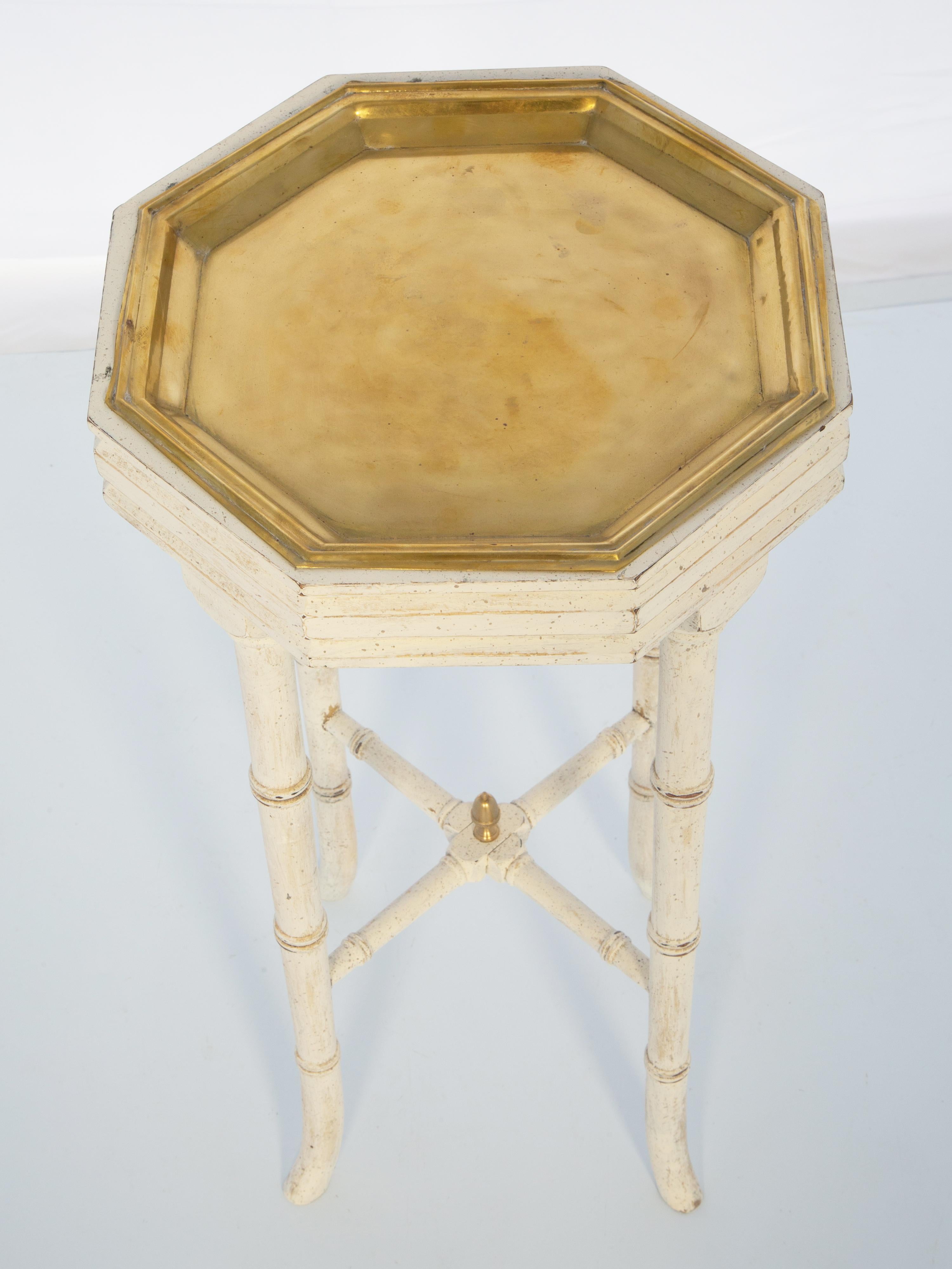Table vintage en faux bambou avec plateau à plateau en laiton en vente 1