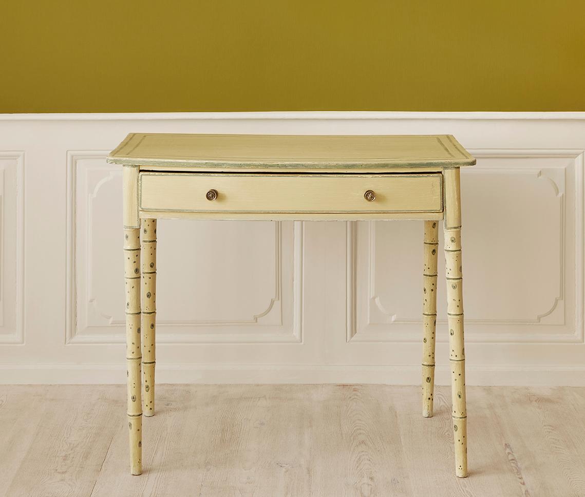 England, 19th Century

Faux Bamboo table with later decoration in yellow and green.

Measures: H 78 x W 91 x D 51 cm.
