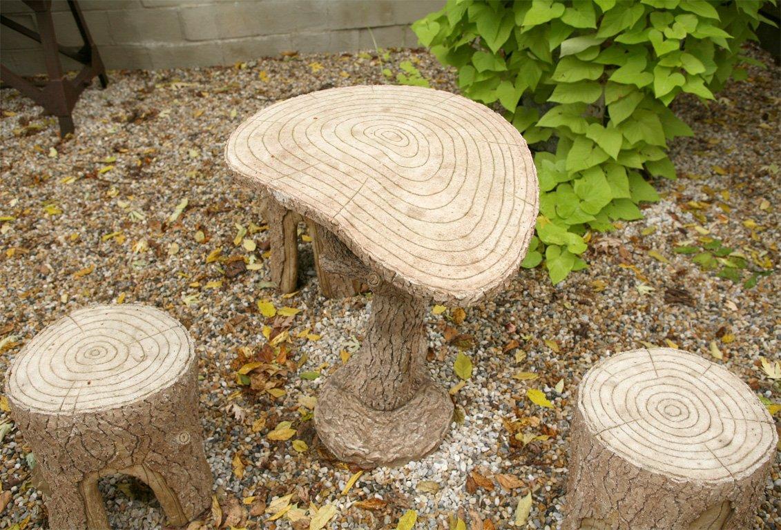 Effet bois Table de jardin vintage en faux bois avec tabourets en vente