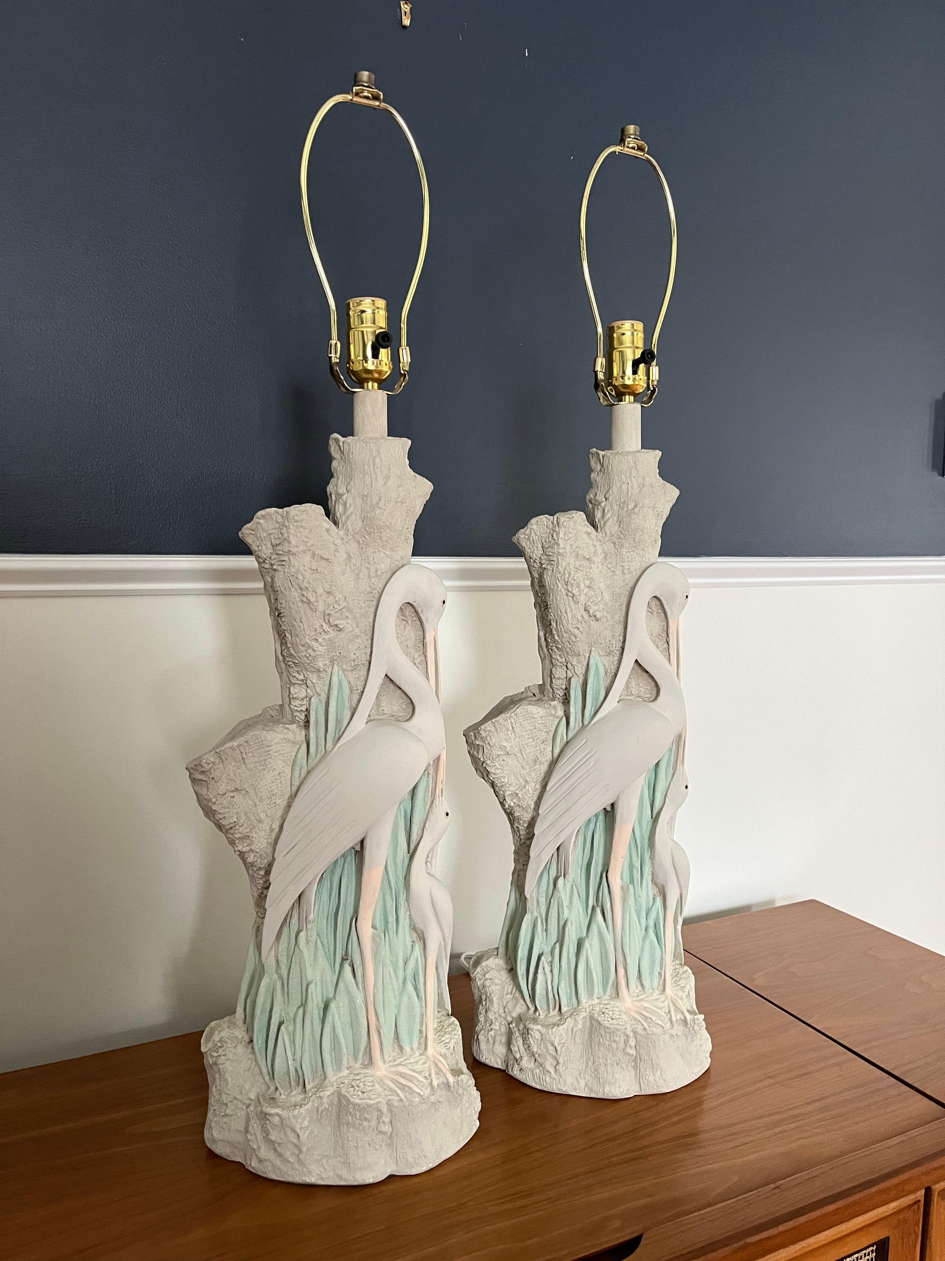Bellissima coppia di lampade a forma di airone in gesso. Meravigliosi dettagli con accenti in faux bois. 
25