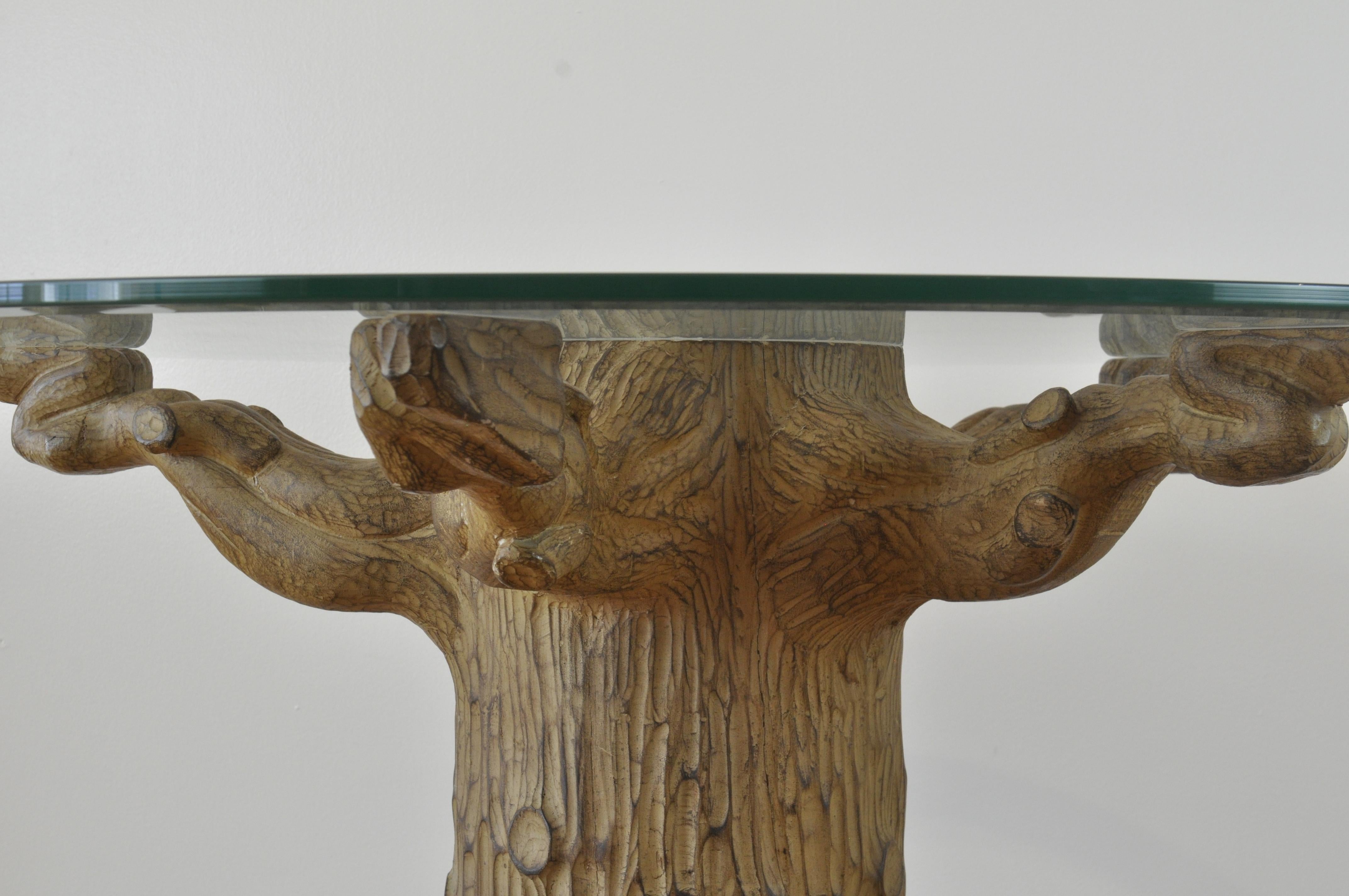 Dieser Tisch aus Holzimitat im Vintage-Stil ist aus einem geformten Holzverbundwerkstoff gefertigt und so gestaltet, dass er einem skulpturalen Baumstamm mit komplizierten Rindenstrukturen und wurzelartigen Füßen ähnelt. Die organische Form und das