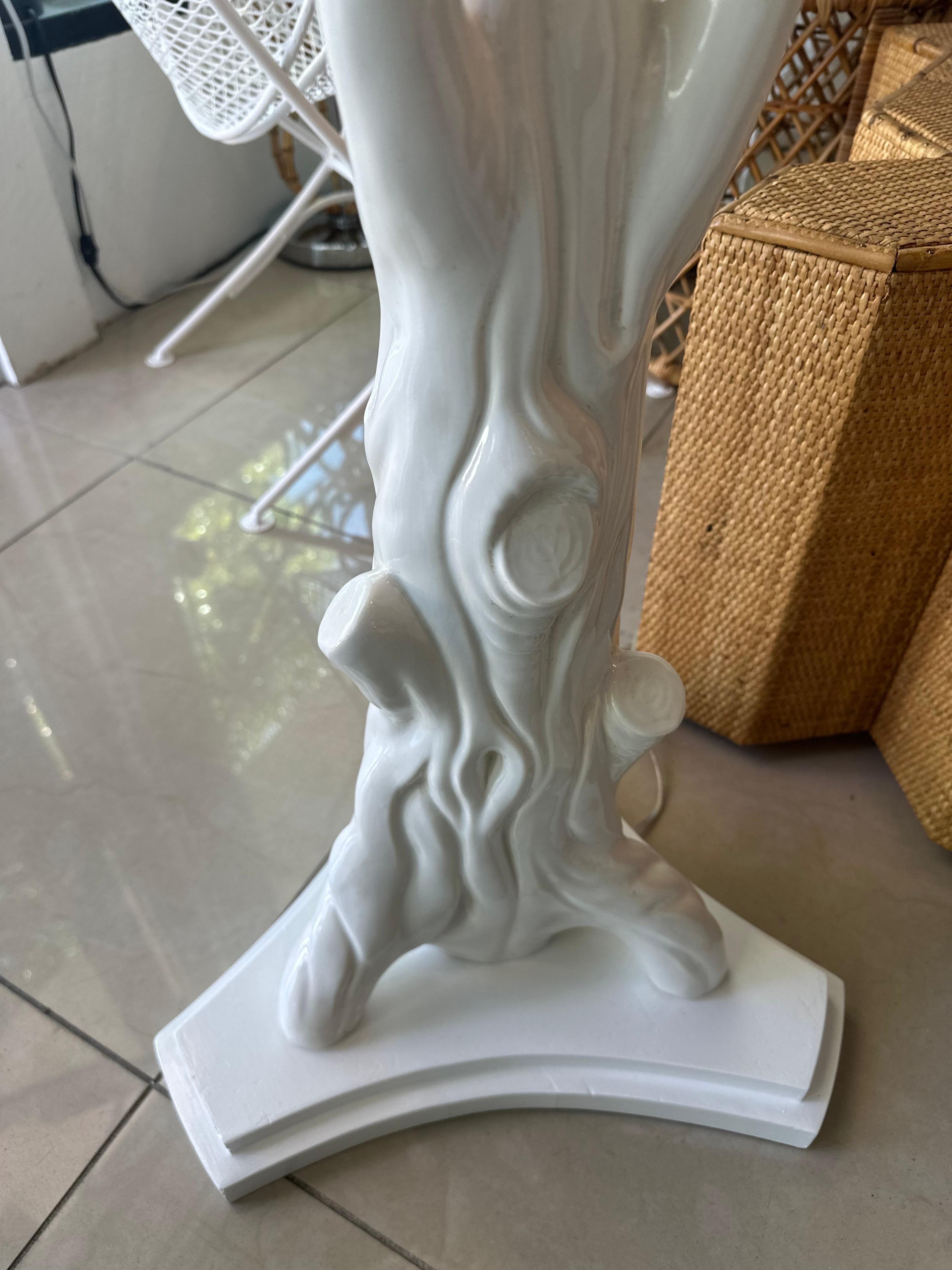 Vintage Faux Bois Weiße Keramik-Baumtruhen-Stehlampe, restauriert  (Hollywood Regency) im Angebot