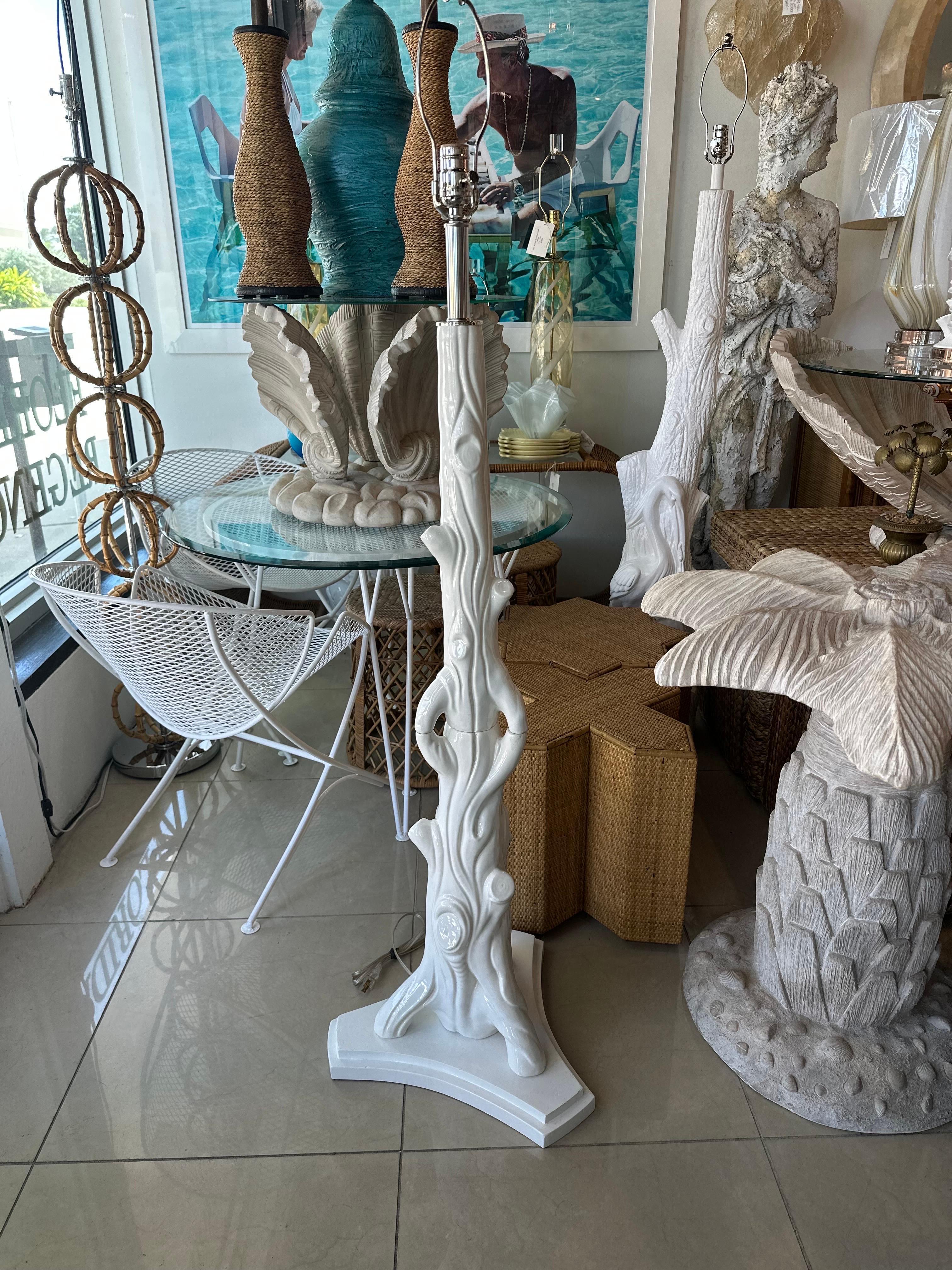 Lampadaire tronc d'arbre vintage en céramique blanche Faux Bois restauré  Bon état - En vente à West Palm Beach, FL