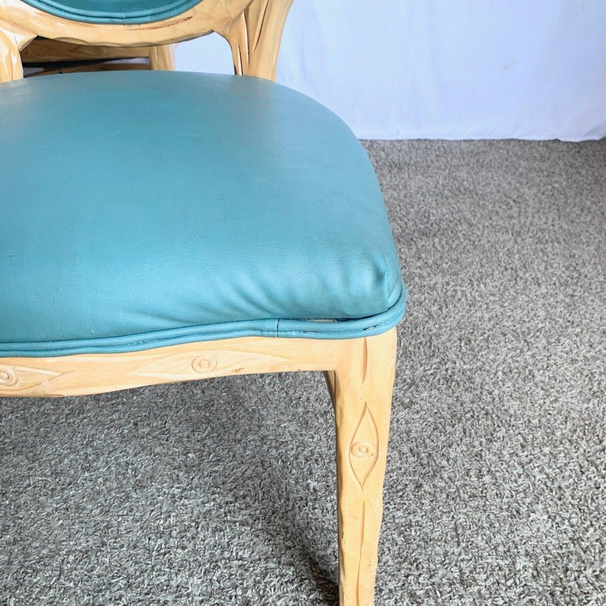 Le sedie vintage in finto bois turchese donano un brillante stile tropicale e un'eleganza intagliata artigianalmente agli interni con un fascino island-chic e un'atmosfera vintage.
 

 Il vinile è scolorito e i bordi del legno sono usurati, come