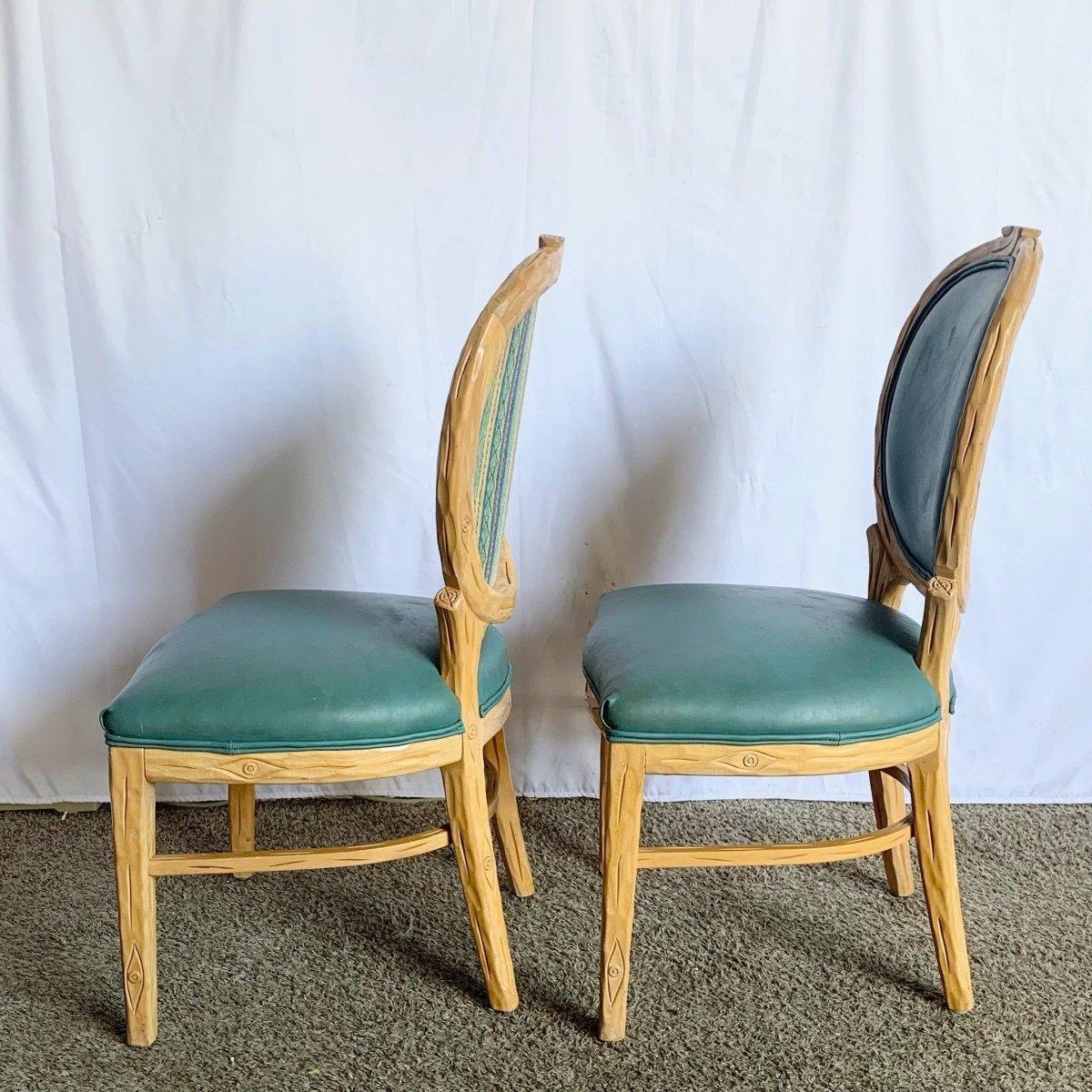 Materiale sintetico Sedia da pranzo in legno Faux Boi vintage con vinile turchese - Set di 8 in vendita
