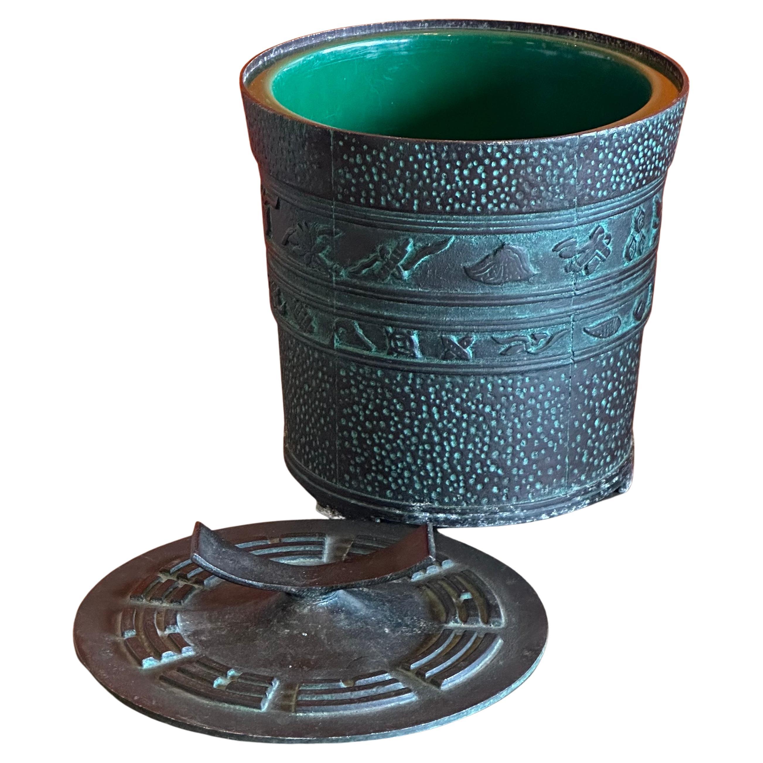 VA very rare and hard to find vntage faux bronze Chinese lidded ice bucket in the style of James Mont by Getz Bros, circa 1960s.   The bucket is made of cast metal with inner plastic liner and a patinated bronze finish.  The style is frequently