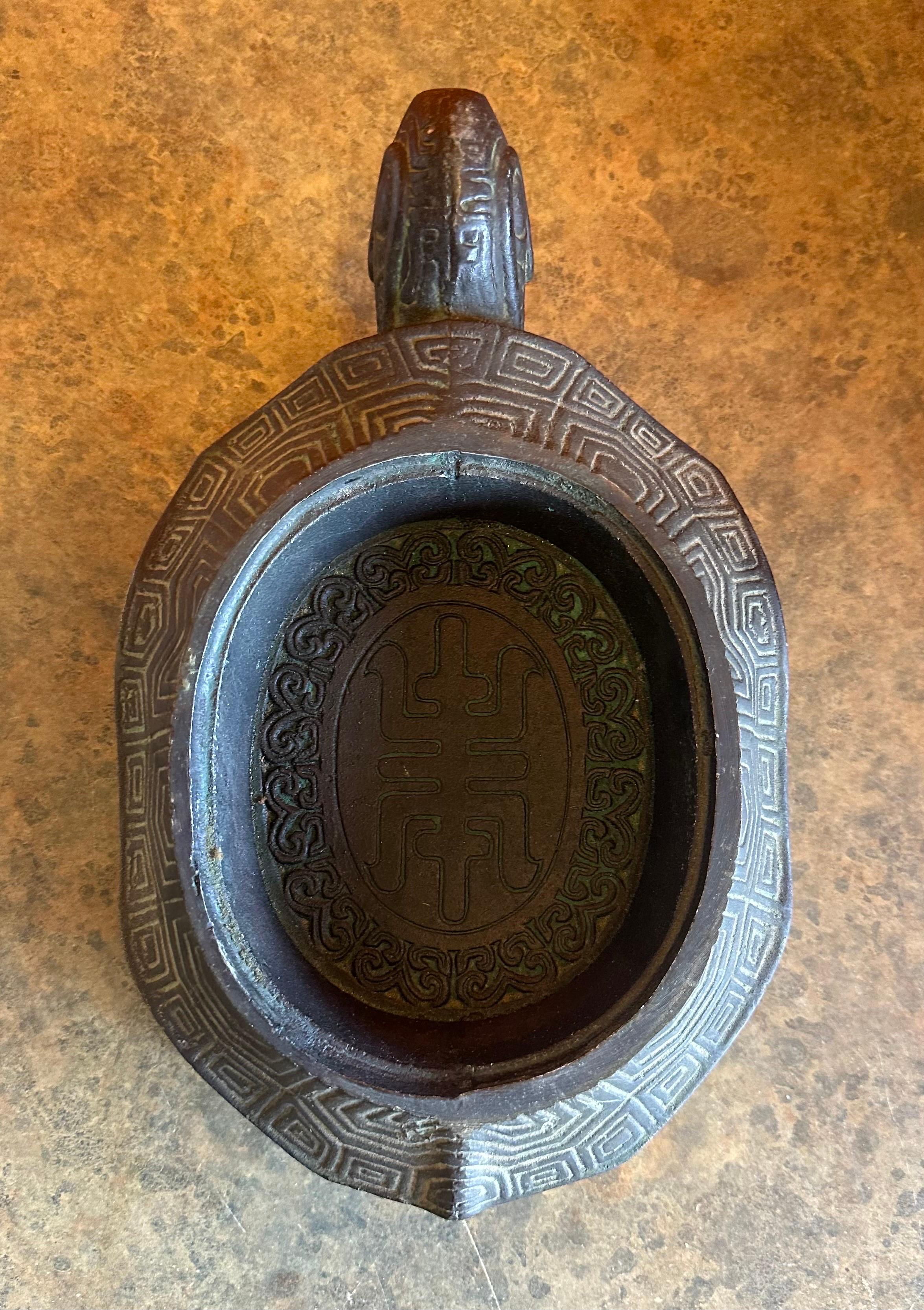 Cendrier vintage en faux bronze et marbre avec tortue chinoise par Getz Brothers - Rare en vente 4