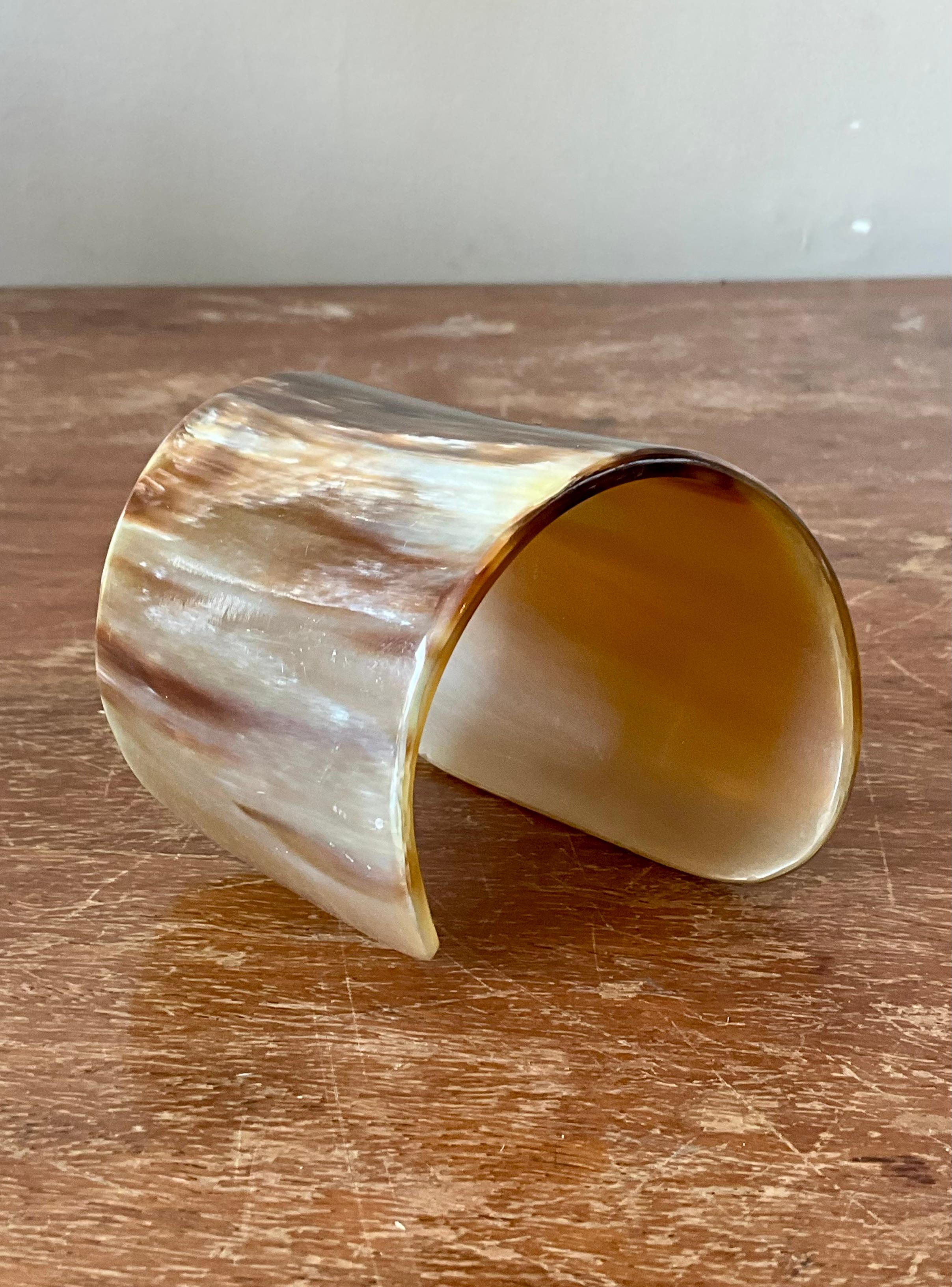 Brazalete vintage de resina imitación cuerno de búfalo en Bueno estado para la venta en West Palm Beach, FL