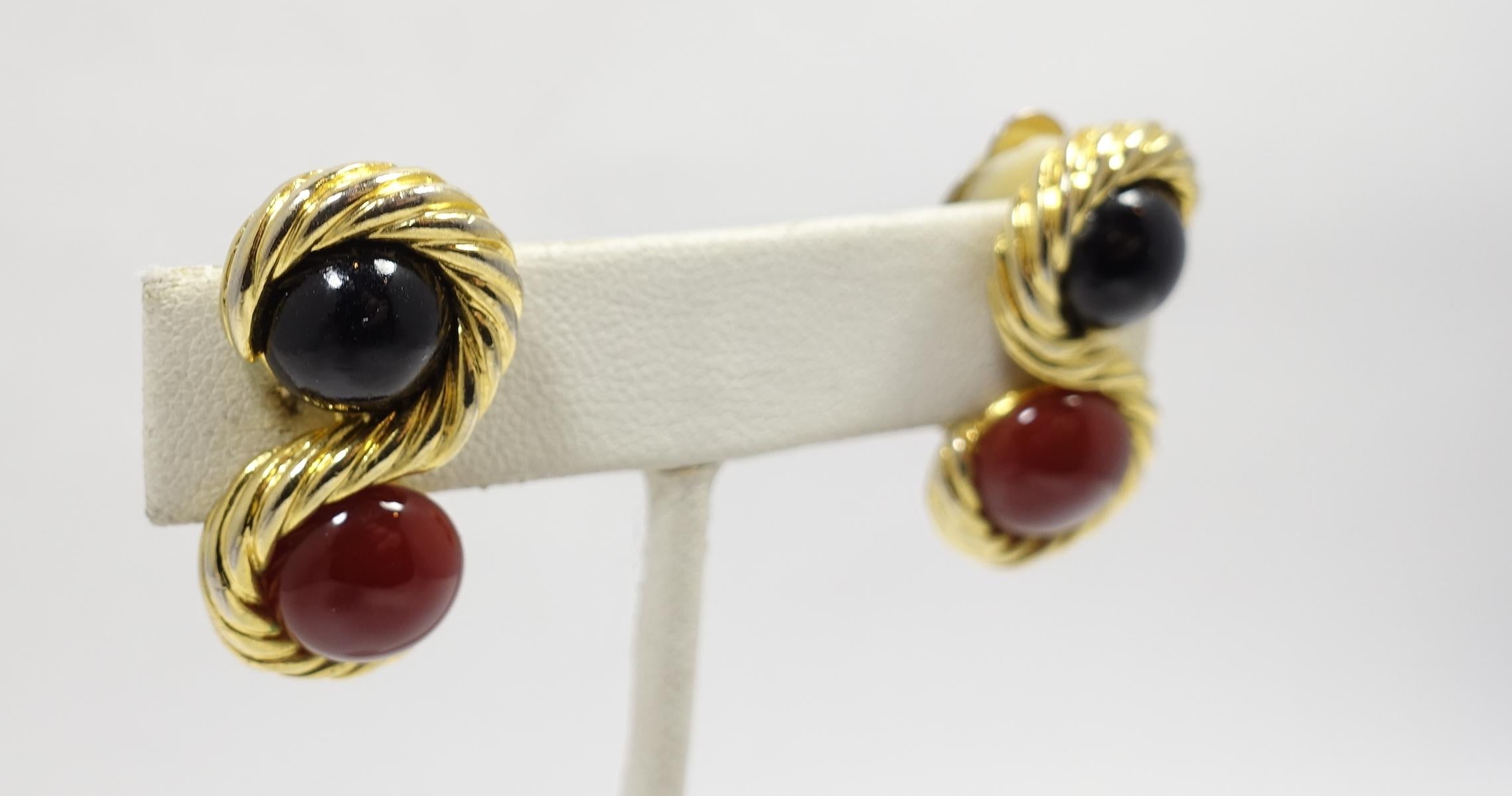 These vintage earrings feature cabochon  faux carnelian and blue stones in a gold tone setting.  These clip earrings measure 1-1/8” x 1/2” and are in excellent condition.